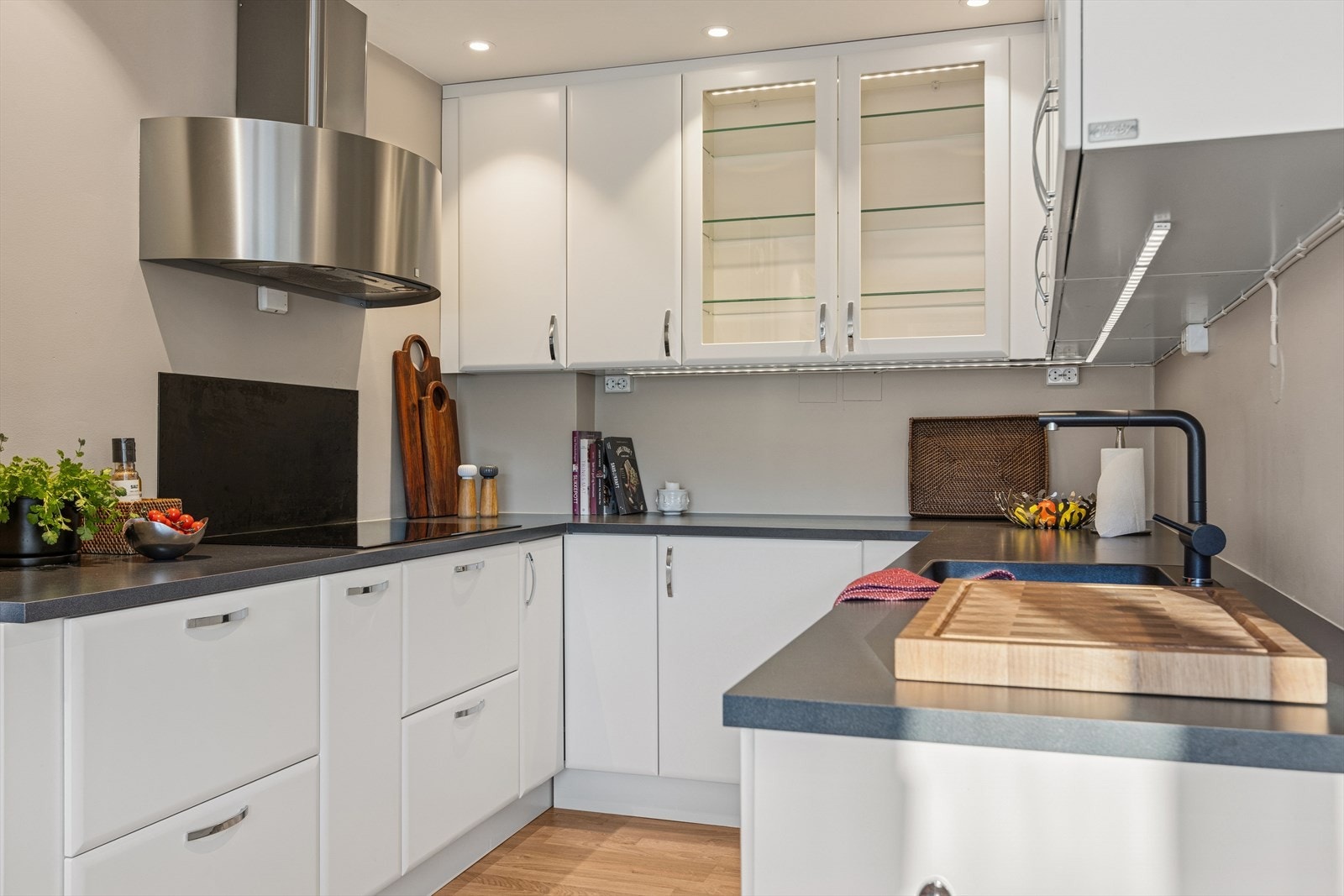 Detaljert kjøkkenvinkling som viser spiseplassen i tilknytning til kjøkkenet. Galleribilde