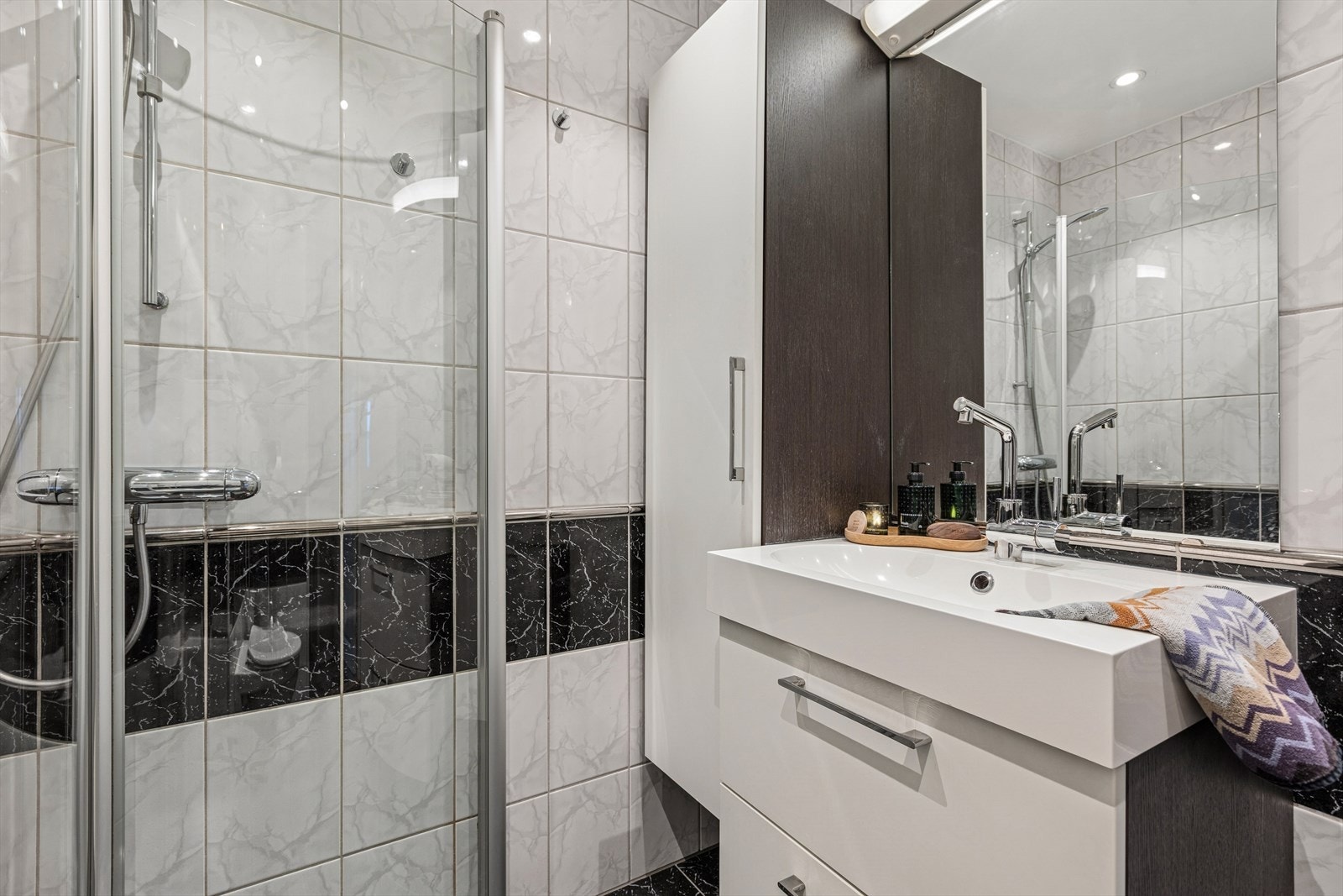 Bad er fra 2011, med moderne dusjhjørne, vegghengt toalett og stilrene fliser i lyse toner. Galleribilde