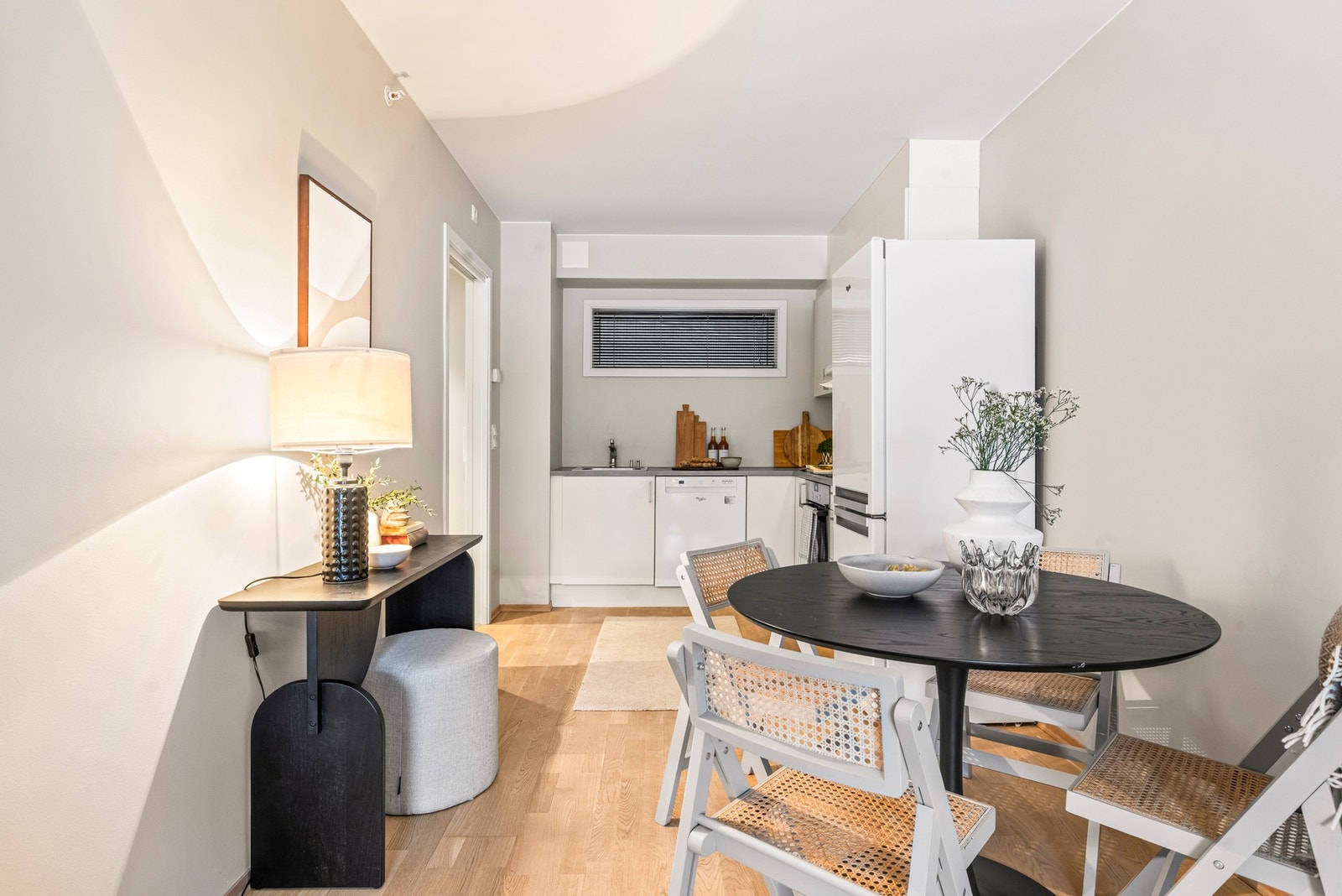 Plass til spisebord og stoler Galleribilde