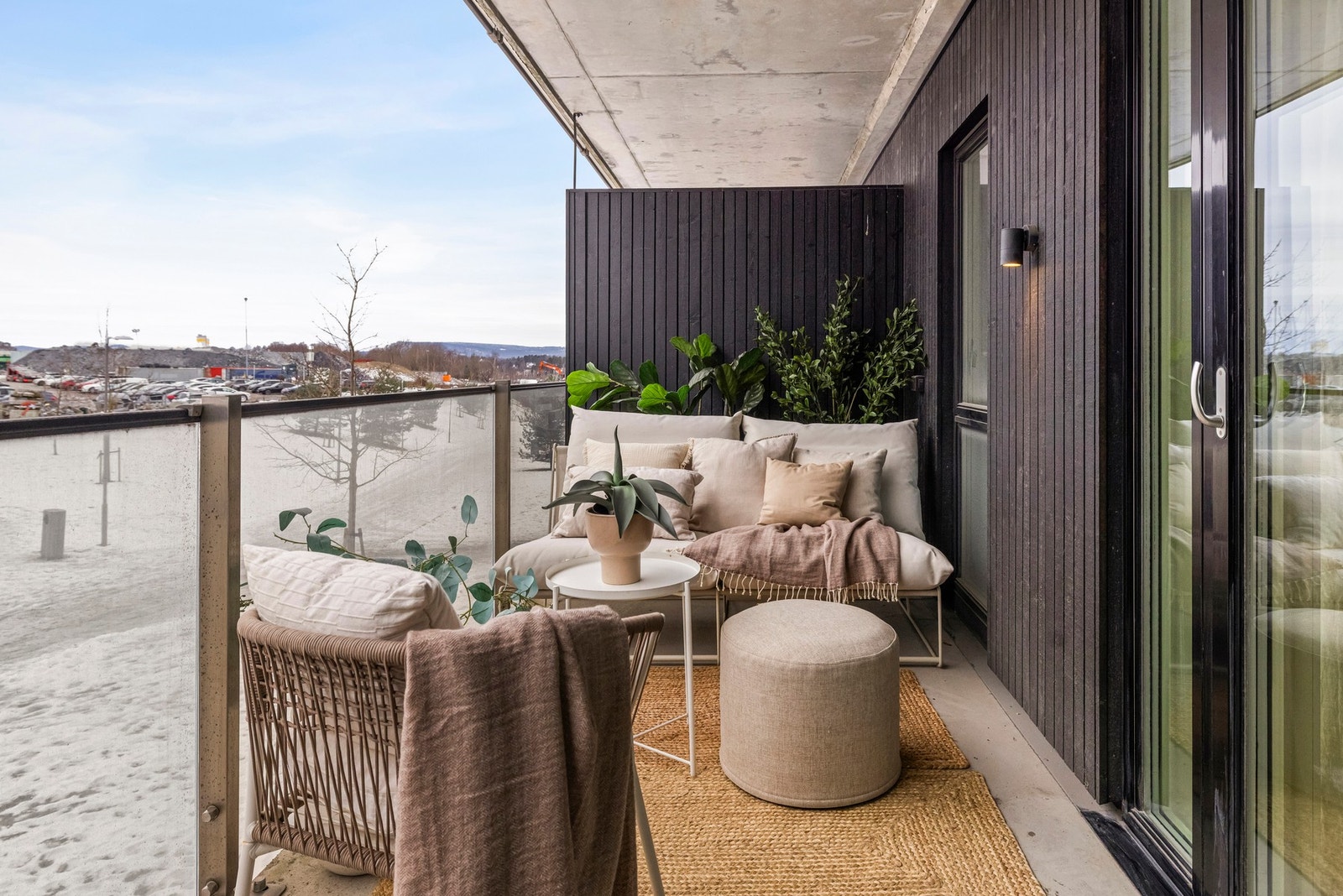 Balkongen har betongdekke og er utstyrt med glassrekkverk Galleribilde