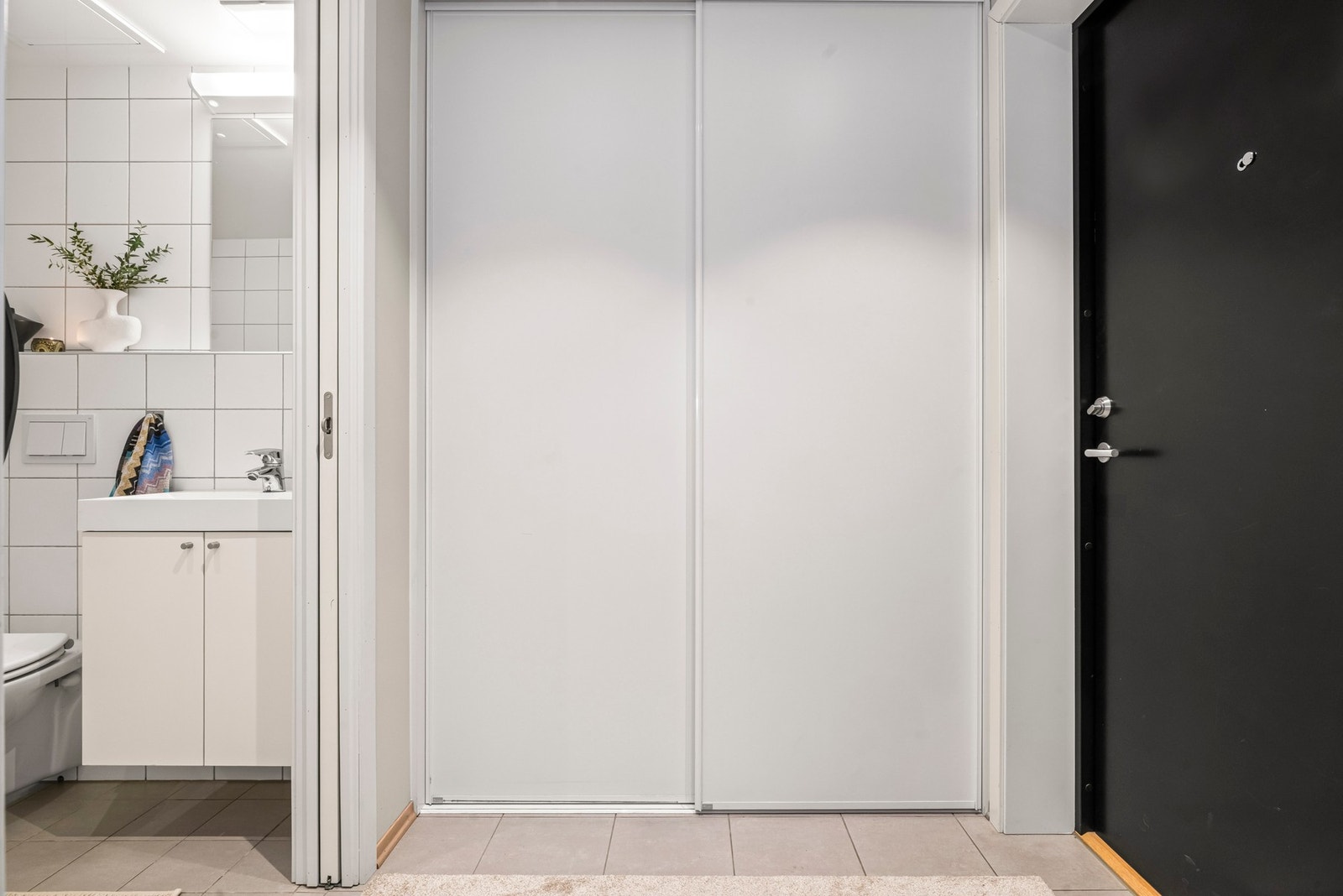 Stor skyvedørsgarderobe med mye oppbevaringsplass Galleribilde