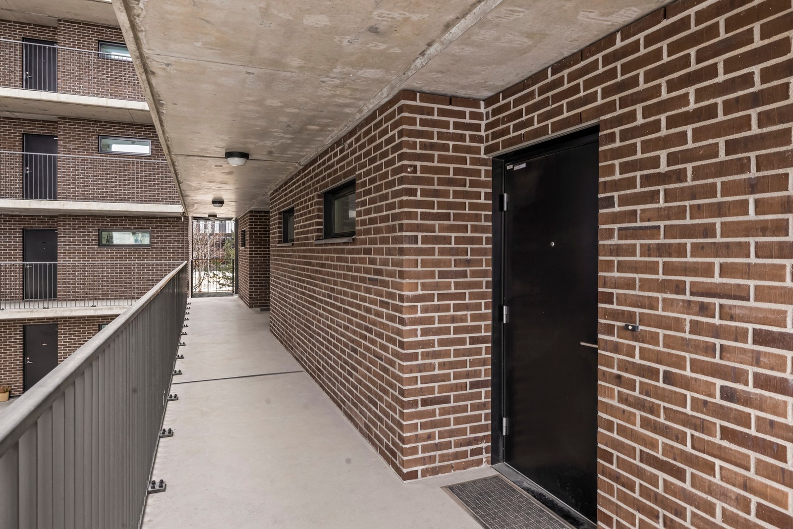 Adkomst til leiligheten via heis og svalgang Galleribilde