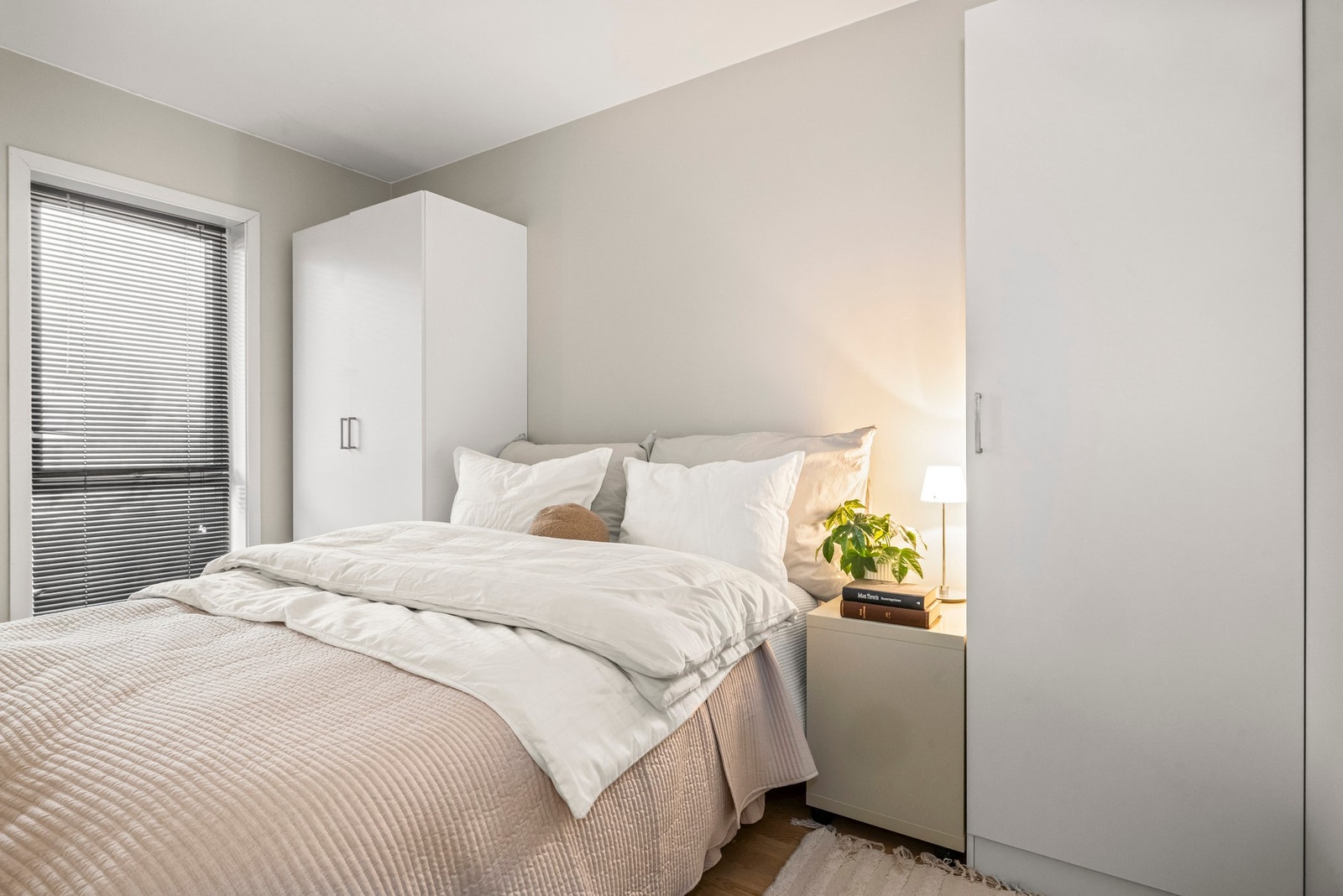 Koselig soverom med plass til seng og tilhørende møblement Galleribilde