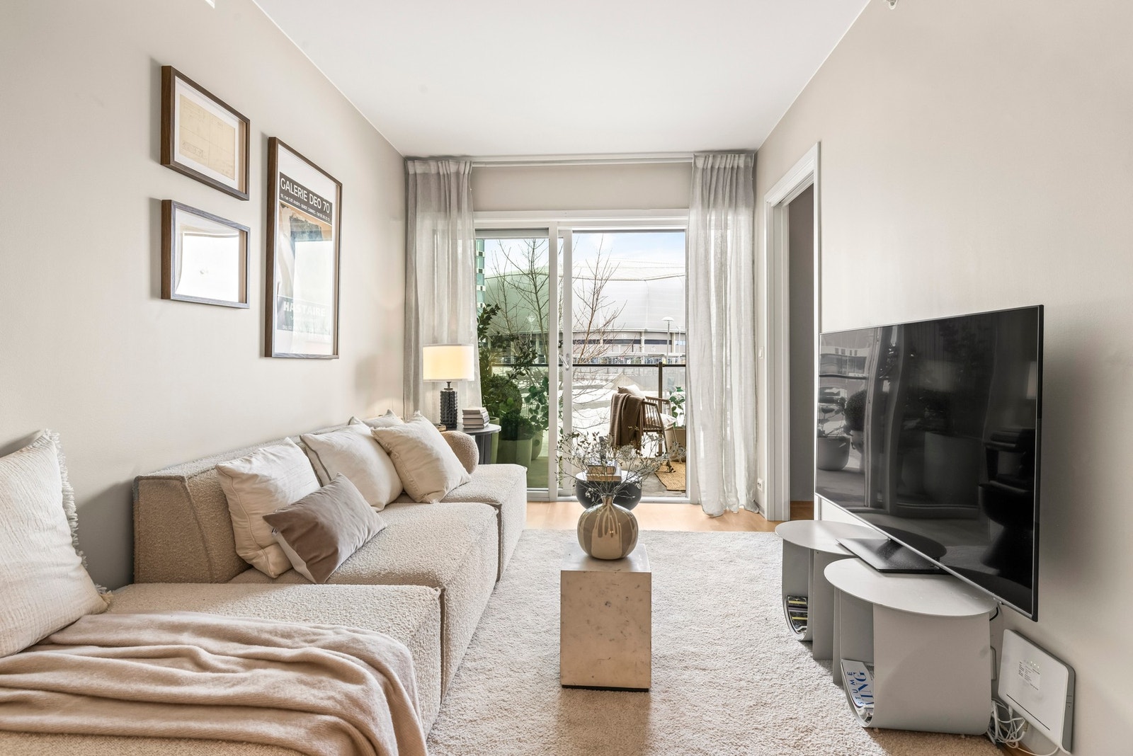 Lys og fin stue med plass til sofagruppe Galleribilde