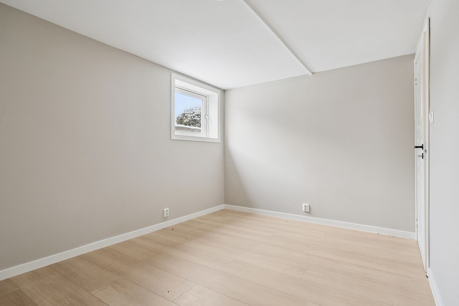 Hybel - Pent og romslig soverom i kjelleren. Galleribilde