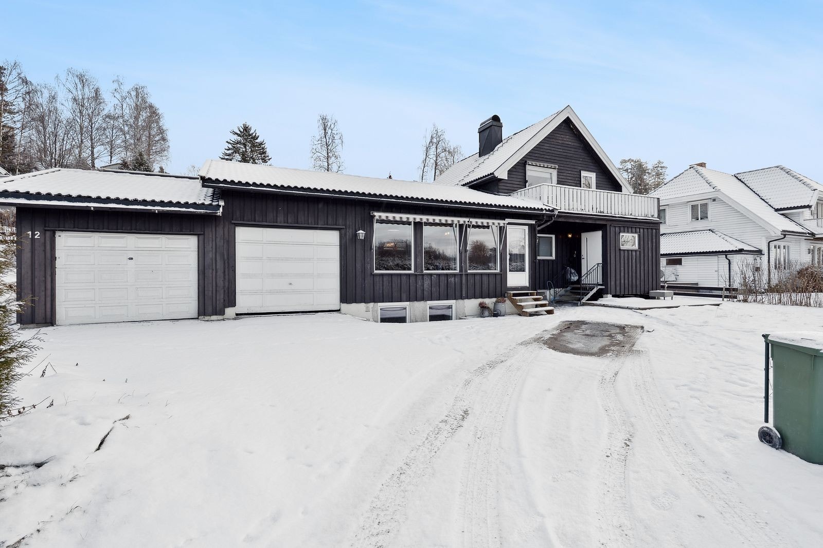 Tomas Urbanik ønsker velkommen til Støalandet 12! -Gode parkeringsmuligheter på tomten i tillegg til 2 garasjeplasser! Galleribilde