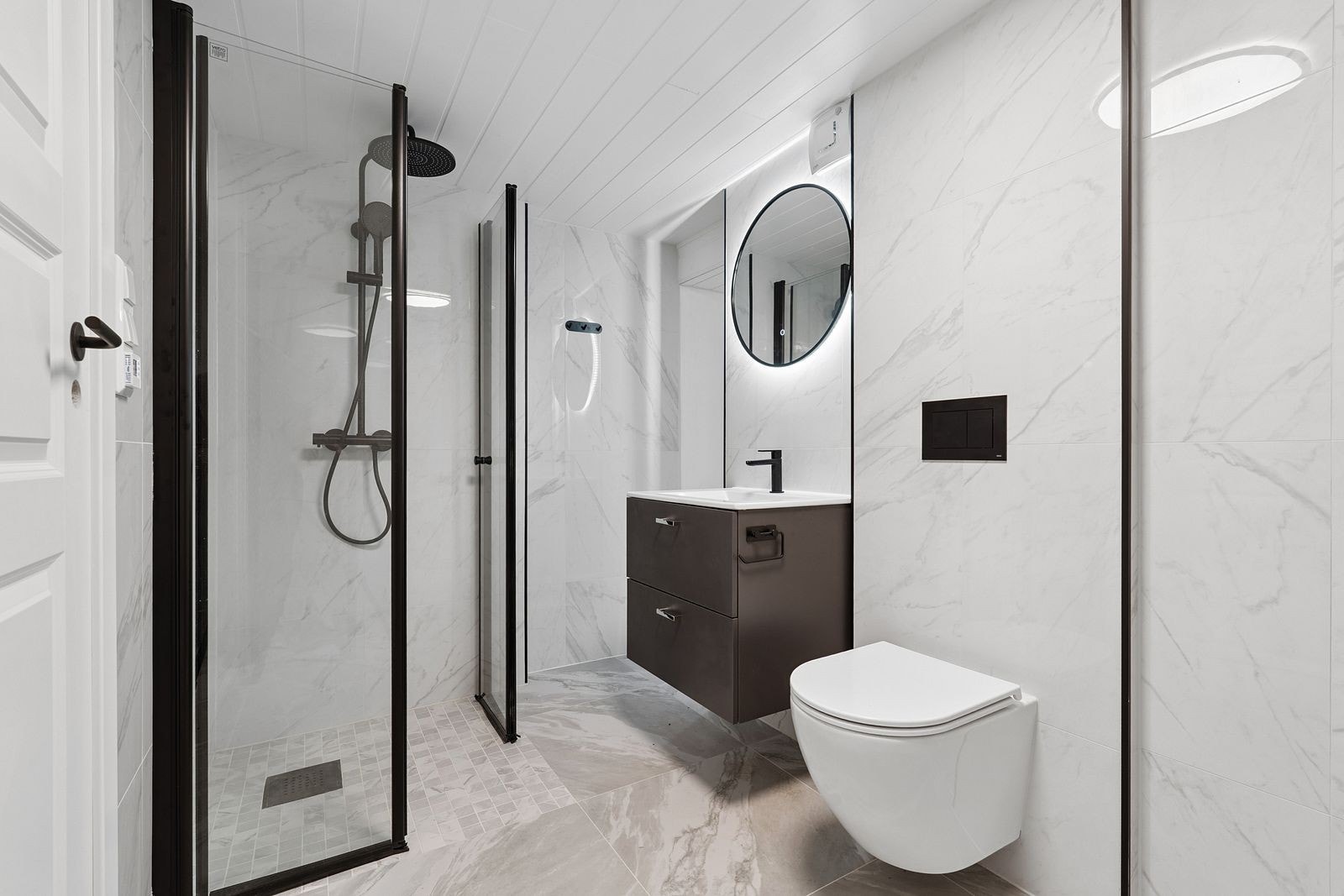 Hybel - Baderommet tilknyttet kjelleren ble oppført i 2025 og holder svært god standard. Galleribilde