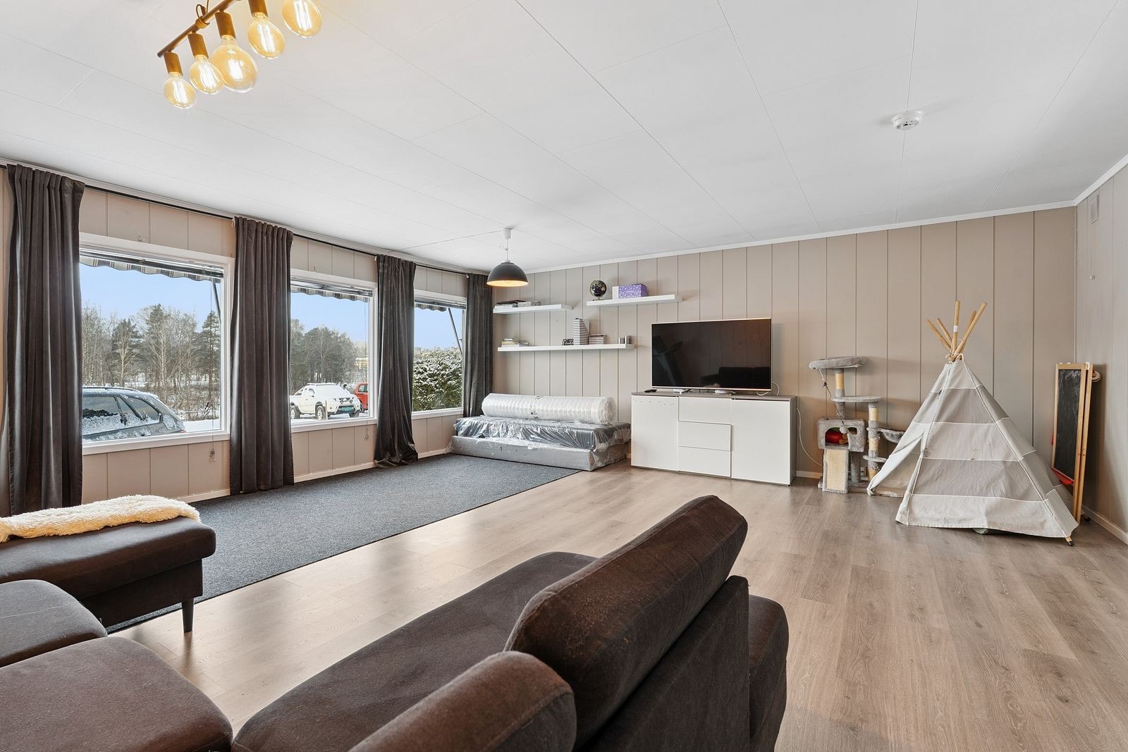 Luftig stue med store vindusflater! Galleribilde