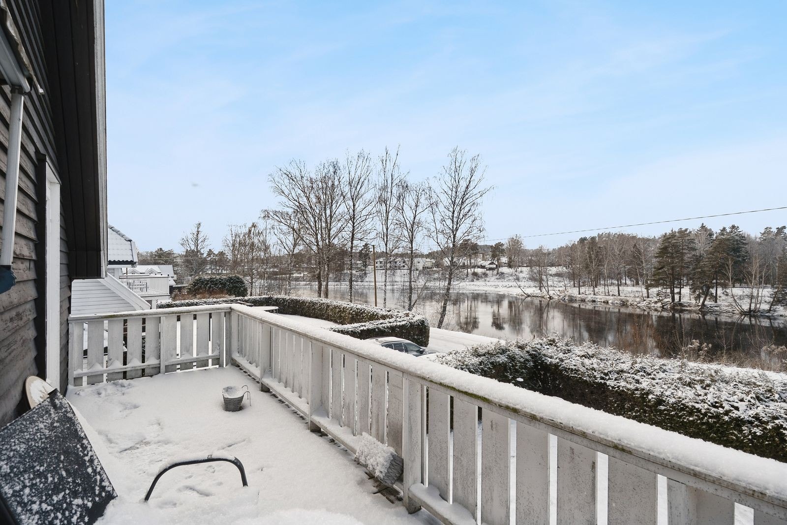 Utsikt fra balkongen i 2. etasje gir god utsikt utover Storelva! Galleribilde