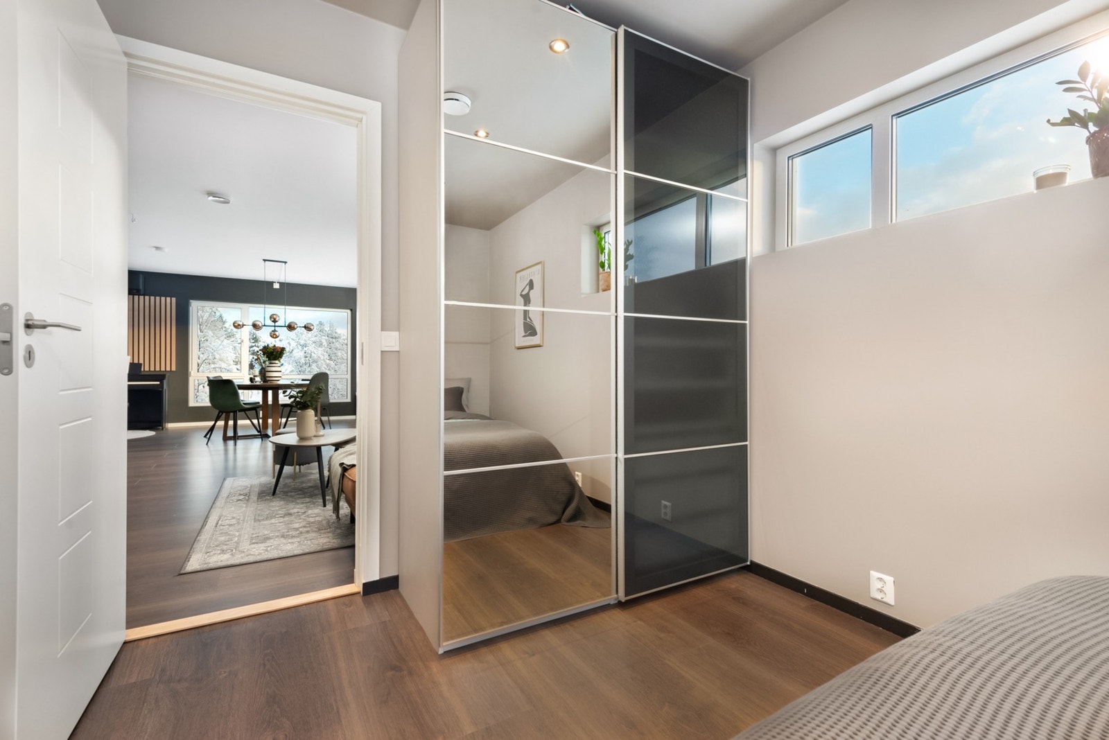 Rommet er utstyrt med skyvedørsgarderobe. Galleribilde