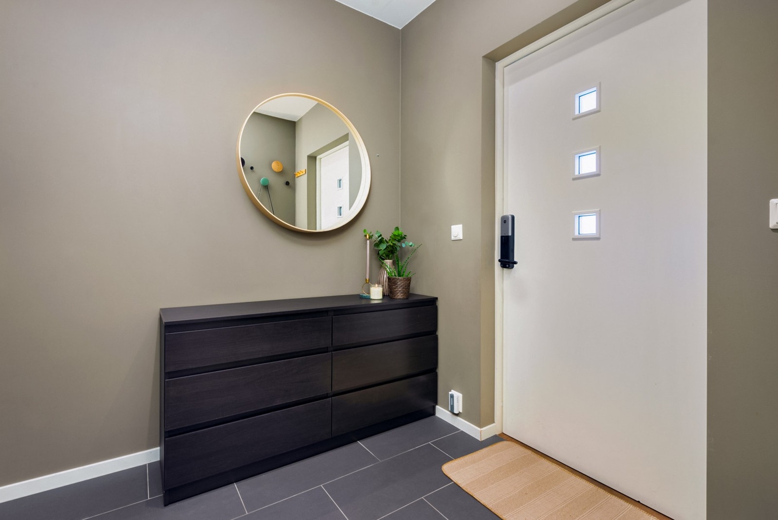 Entré med plass til sko og oppbevaring. Galleribilde