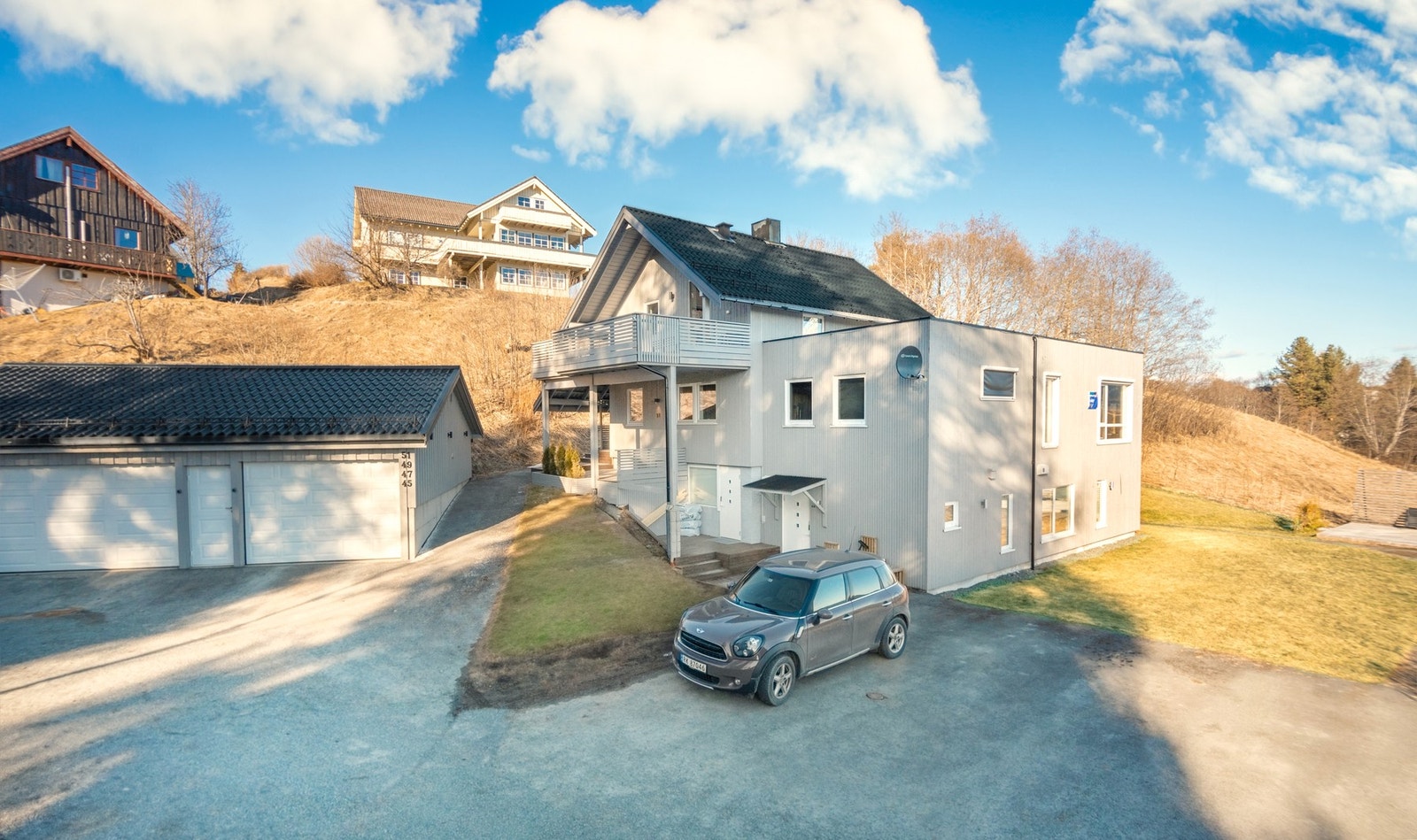 Det er 4 leiligheter i sameiet. Galleribilde