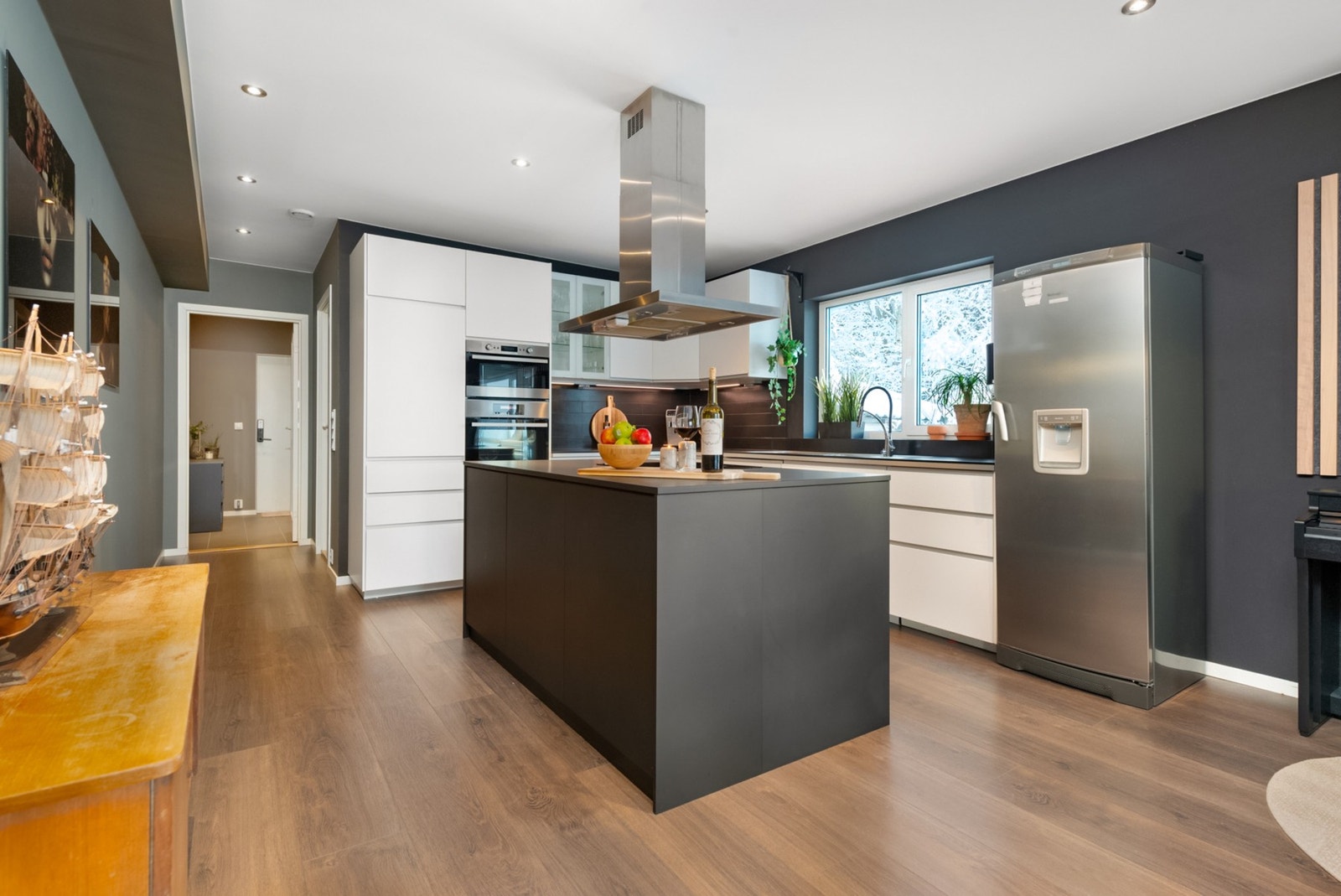 Kjøkkeninnredning med plane fronter og laminerte benkeplater. Galleribilde