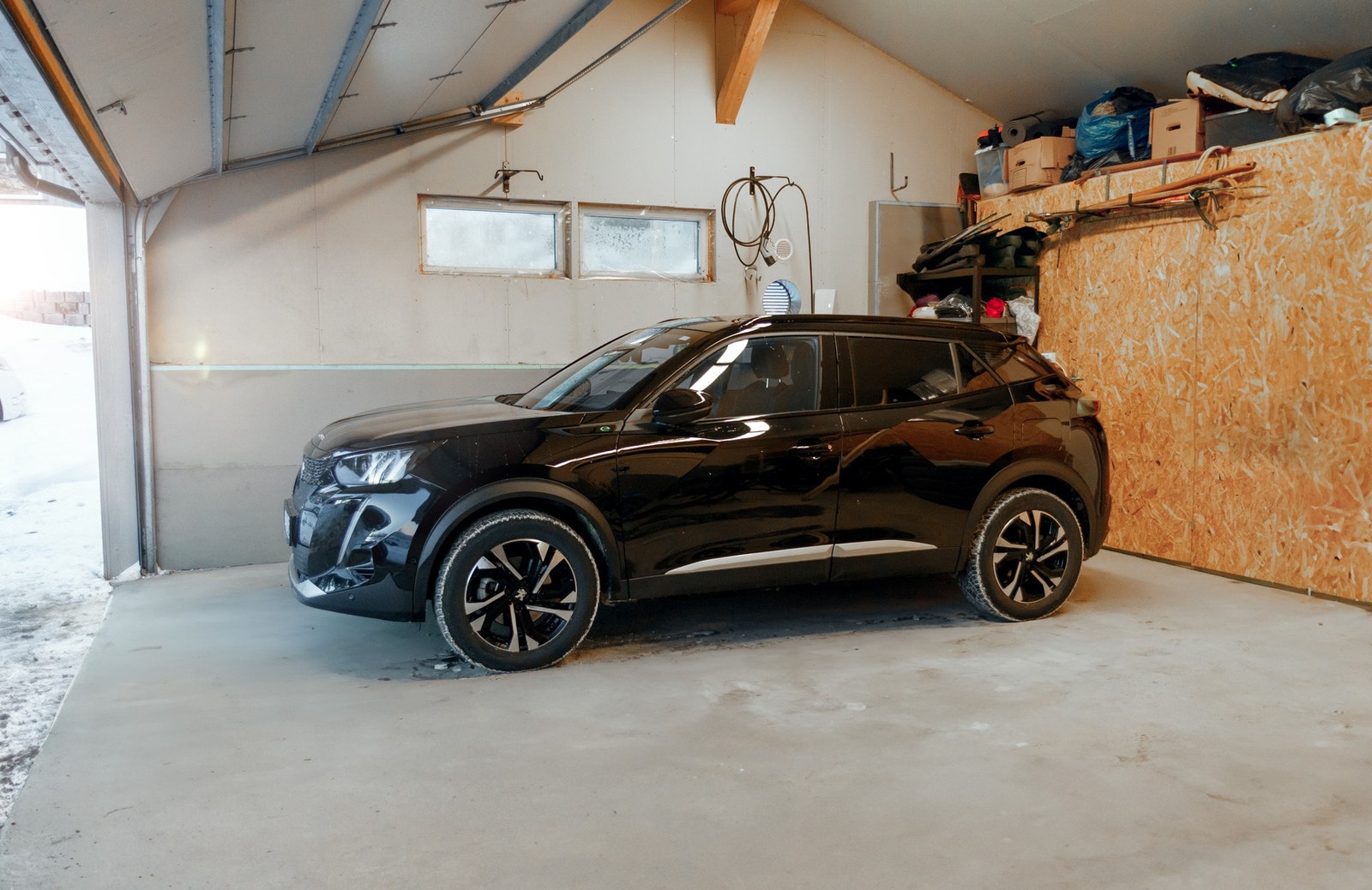 Parkeringsplass med gode lagringsmuligheter Galleribilde