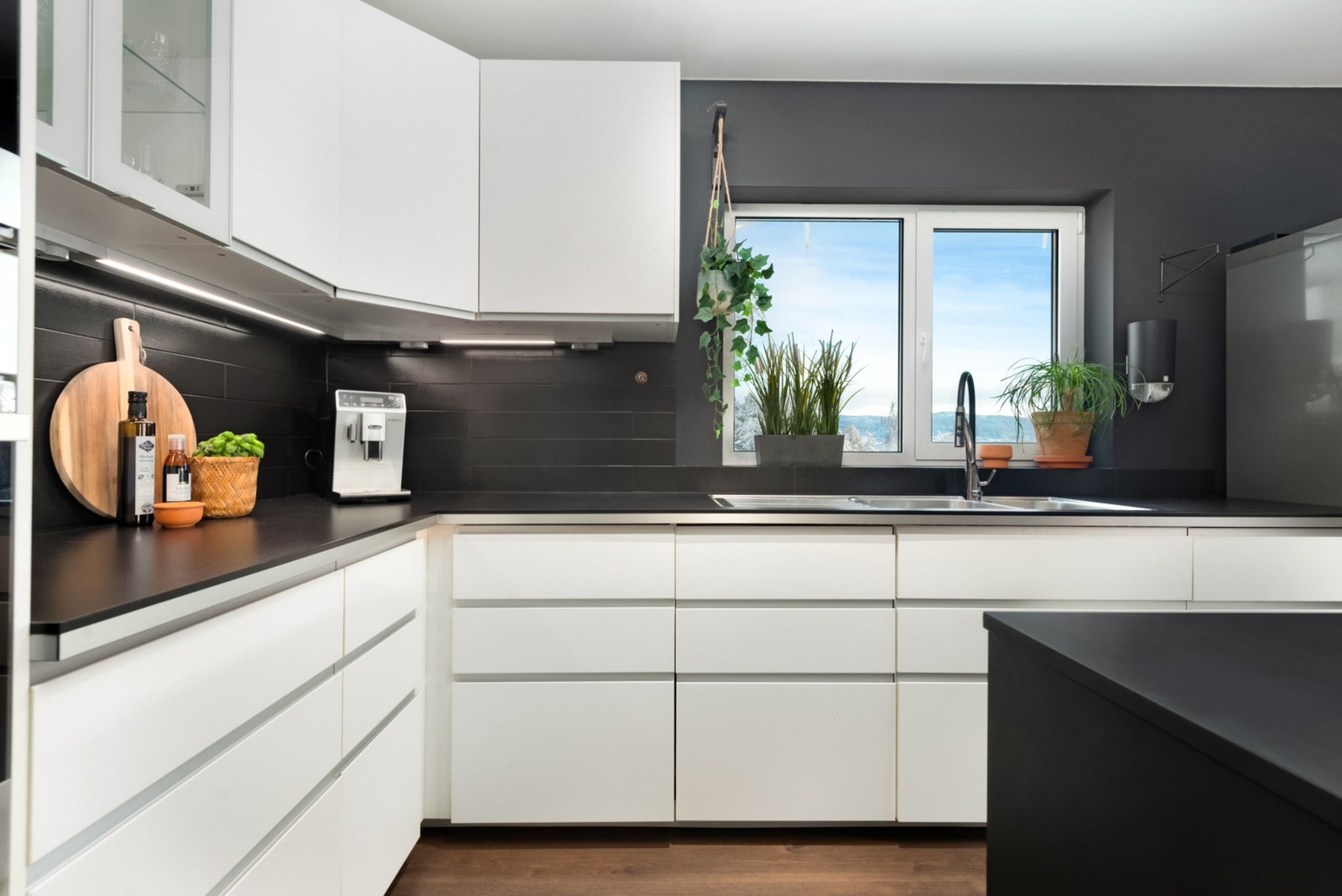 Kjøkkenet har rikelig med benke og skapplass. Galleribilde