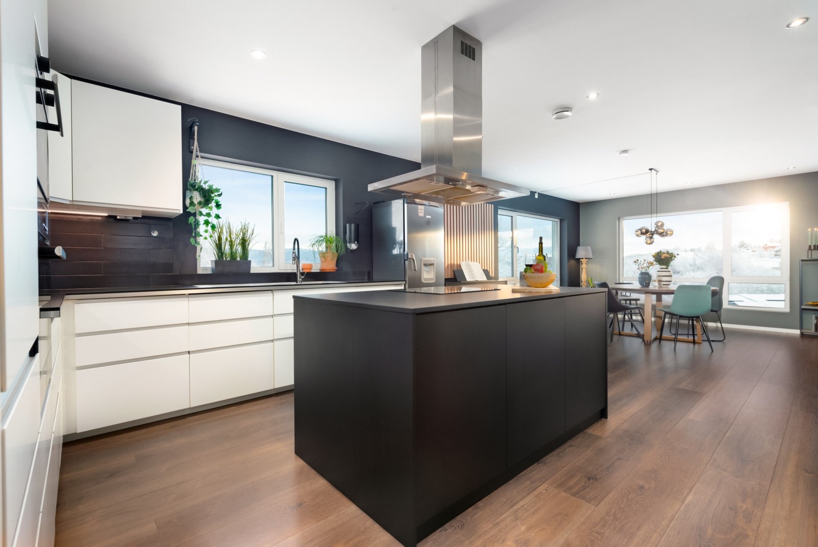 Leiligheten har en lekker standard, med god belysning, fine fargevalg og en herlig romfølelse. Galleribilde