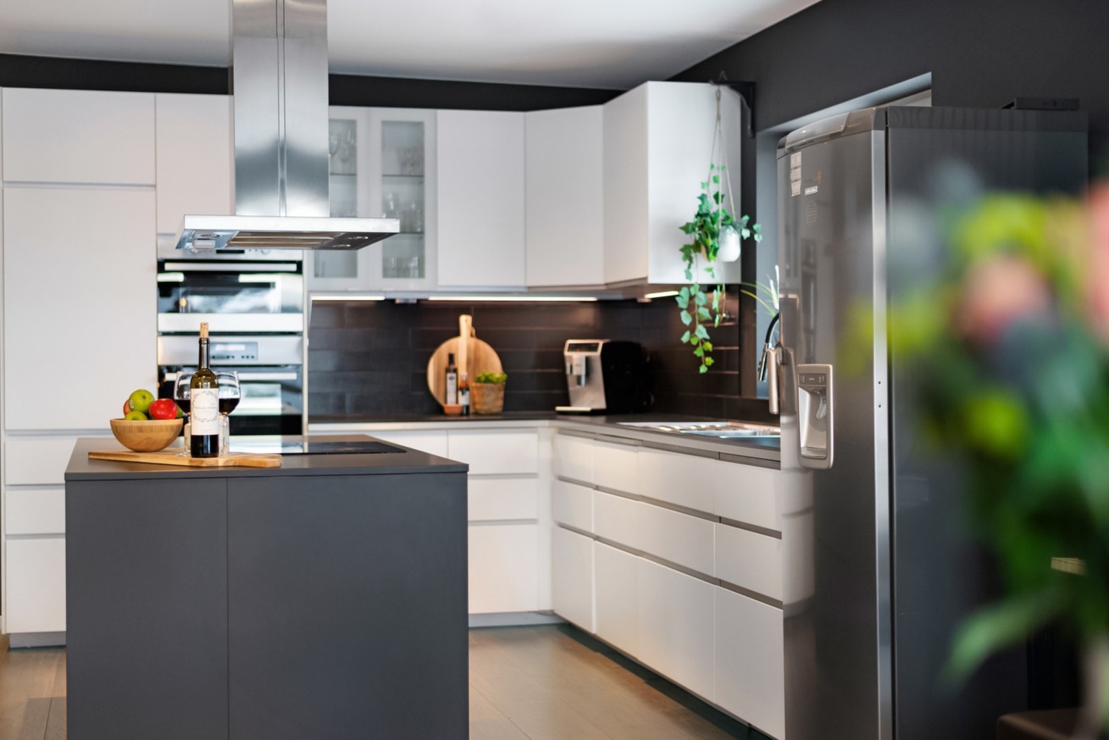 Kjøkkenet skilles av med en kjøkkenøy fra 2019. Benkeplate fra Kvik. Galleribilde