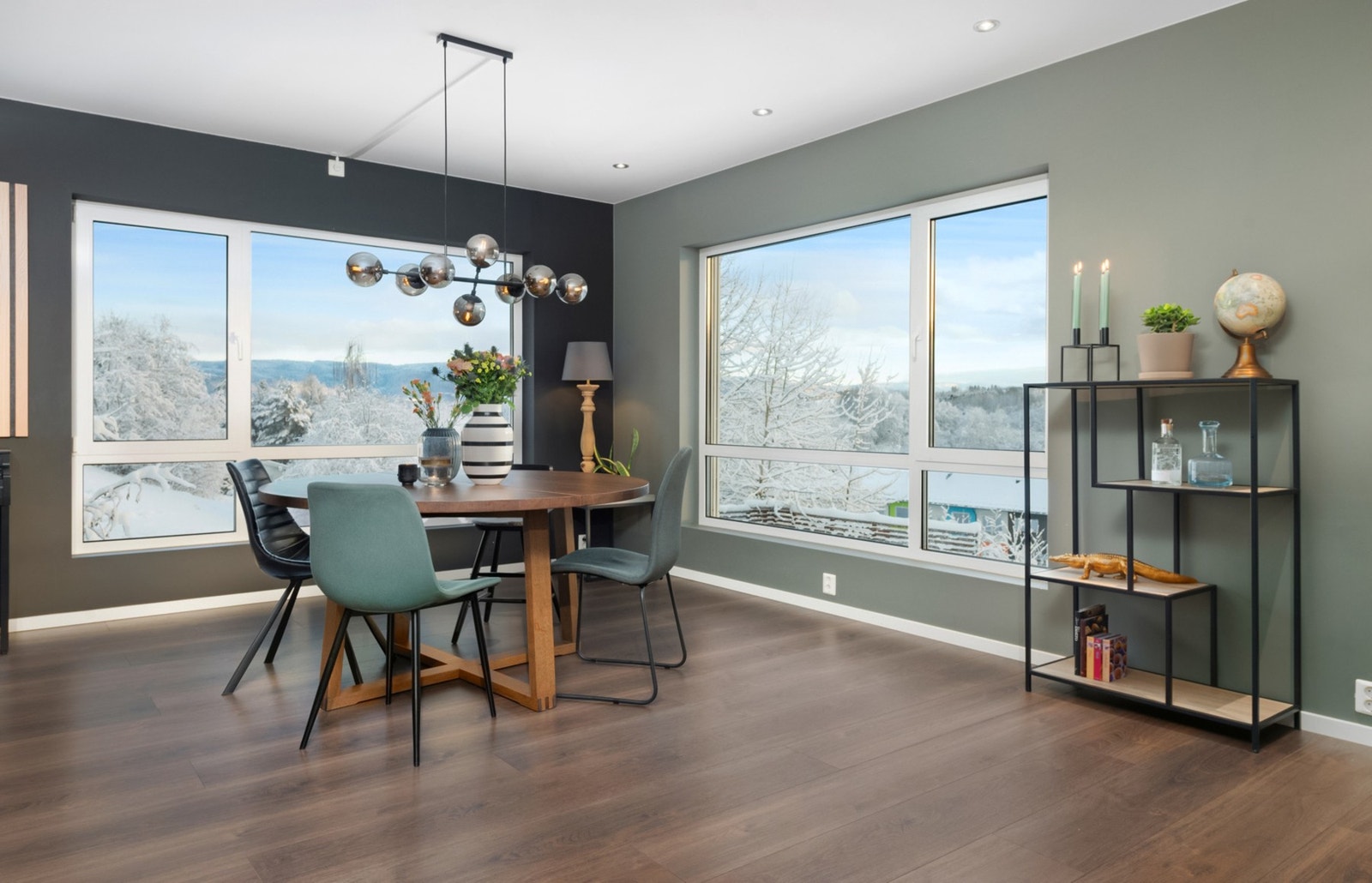 Spisestuen finner sin naturlige plassering mellom stue og kjøkken. Galleribilde