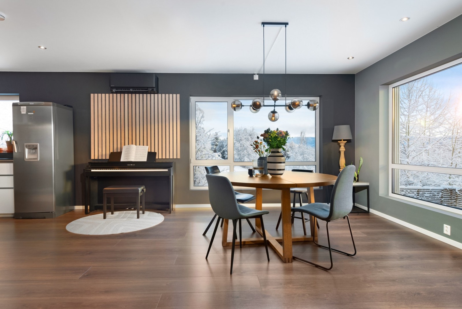 Flere store vindusflater og downlights bidrar til rikelig med belysning. Galleribilde