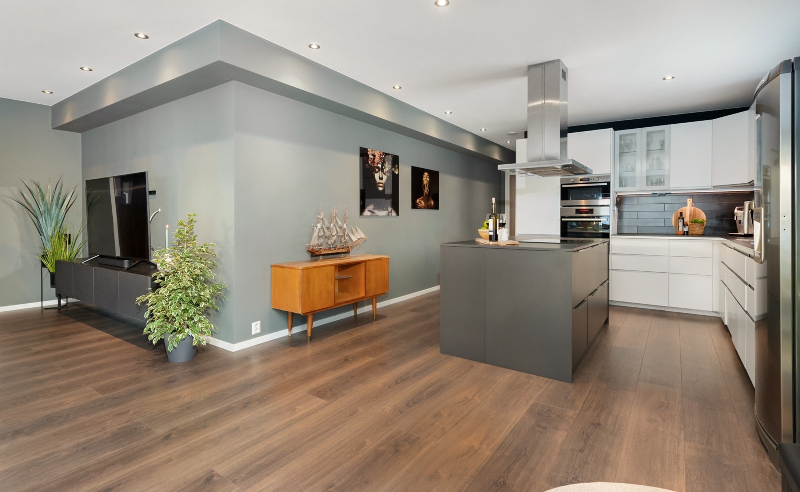 Det er en åpen stue/kjøkkenløsning som sammen utgjør 54,5m². Galleribilde