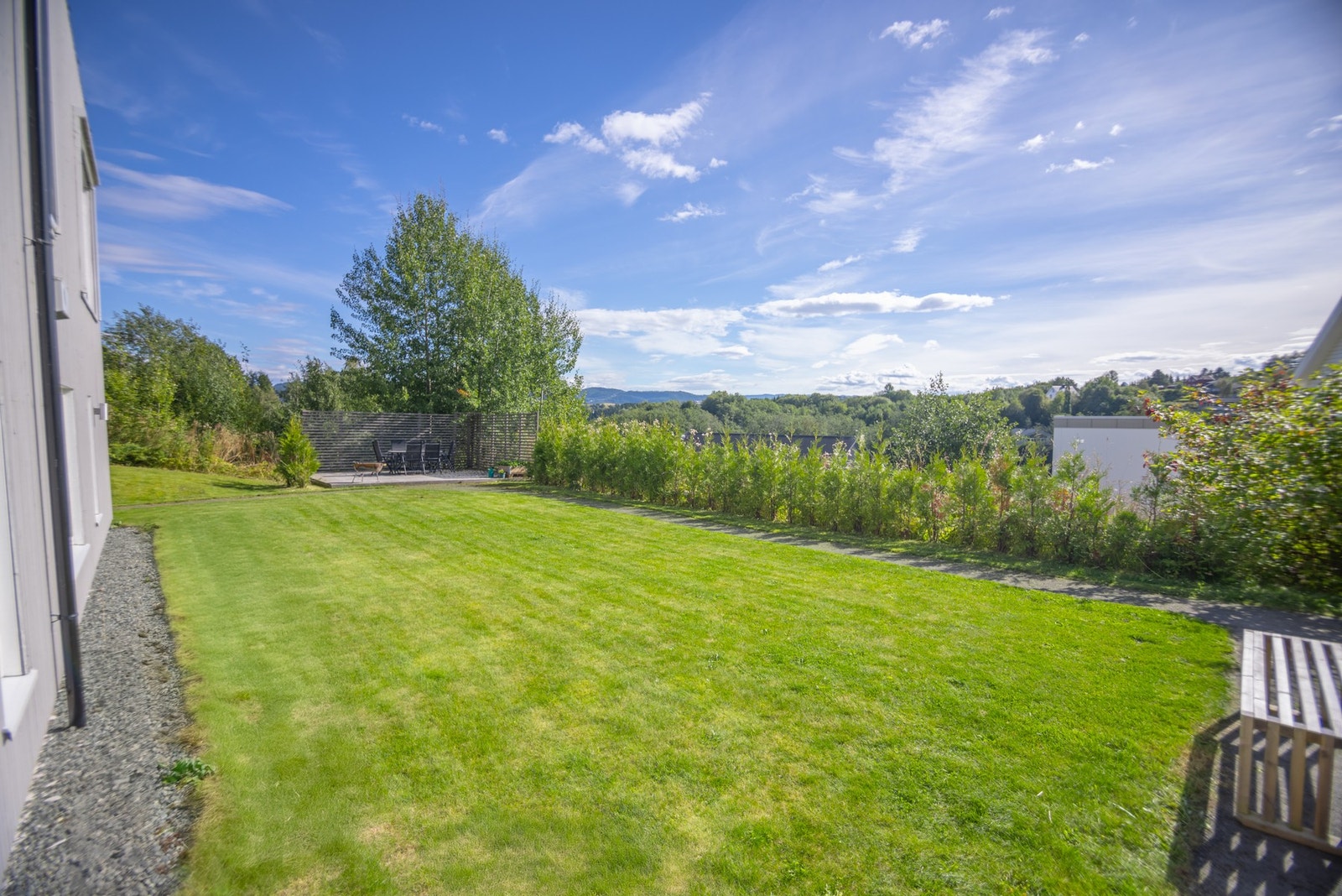 Eiendommen har felles eid tomt med gårdsplass og pent opparbeidet gressplen. Galleribilde