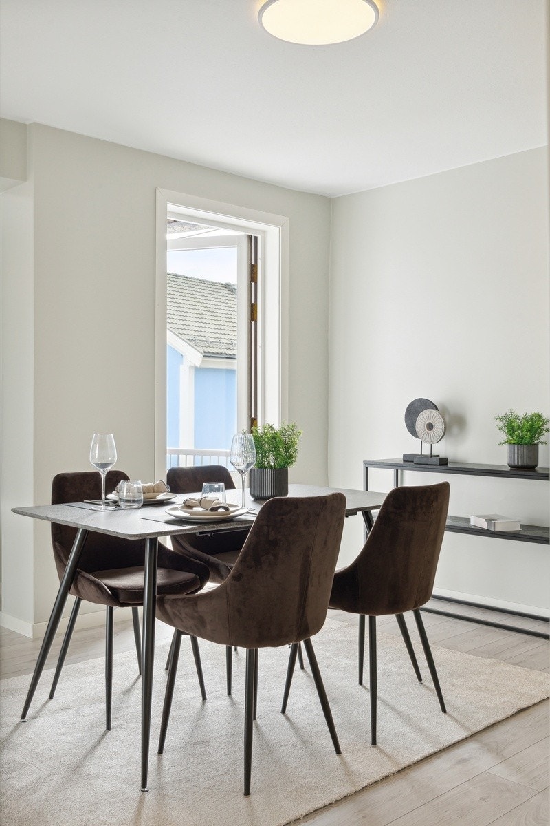 Leilighetens altan fungerer som en forlengelse av oppholdsrommet på varme sommerdager Galleribilde