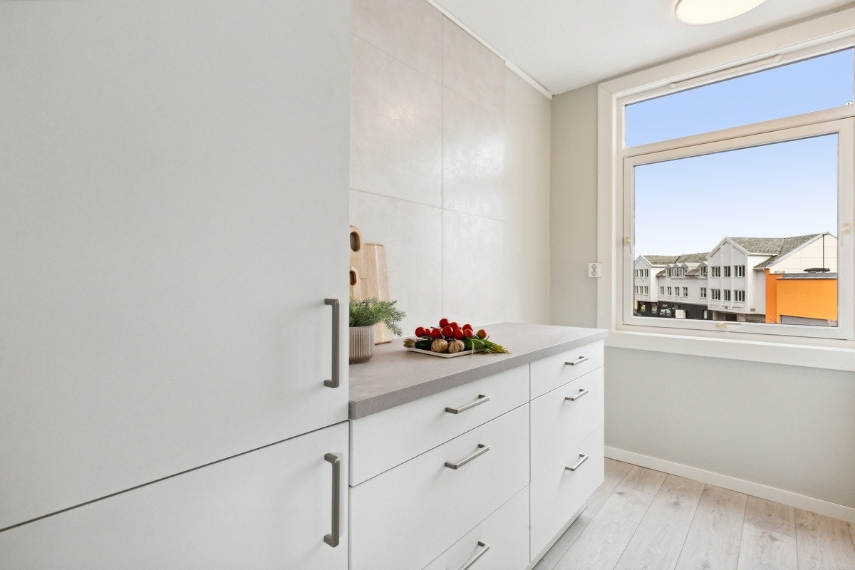 Kjøkkenet har rikelig med skap- og benkeplass Galleribilde