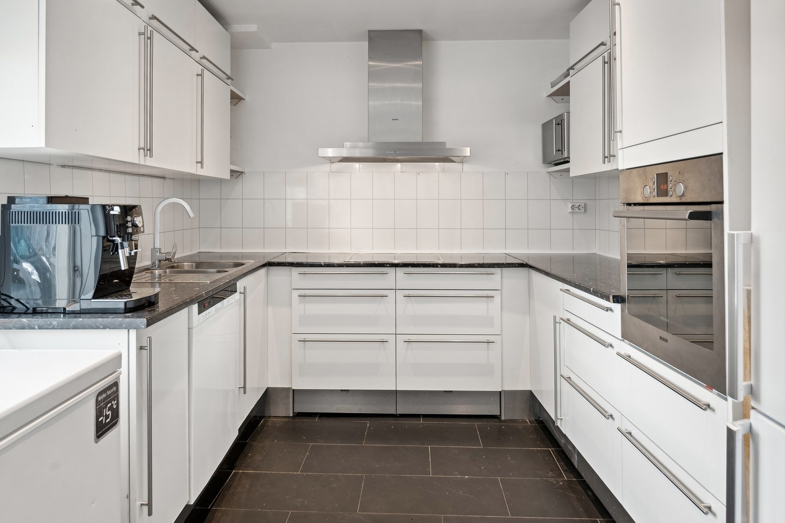 Kjøkkenet er beliggende i første etasje, og er innredet i en praktisk form med godt med skap- og oppbevaringsplass. Galleribilde