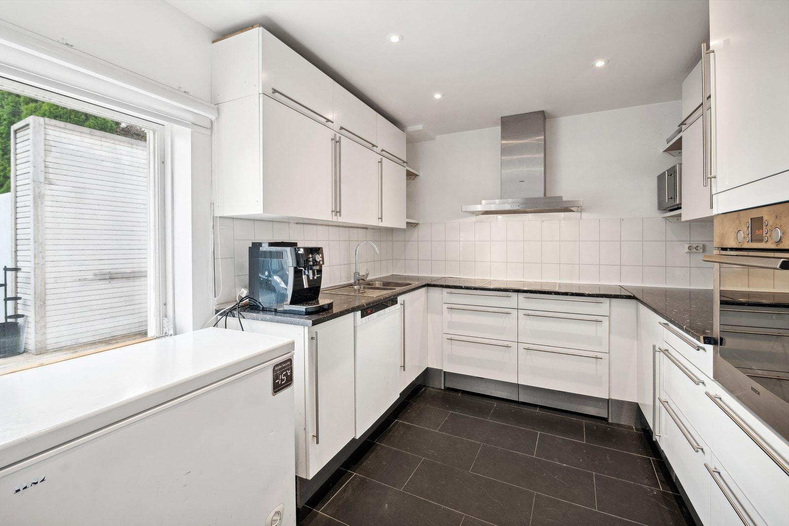 Innredningen er med lyse fronter og mørk benkeplate. Galleribilde