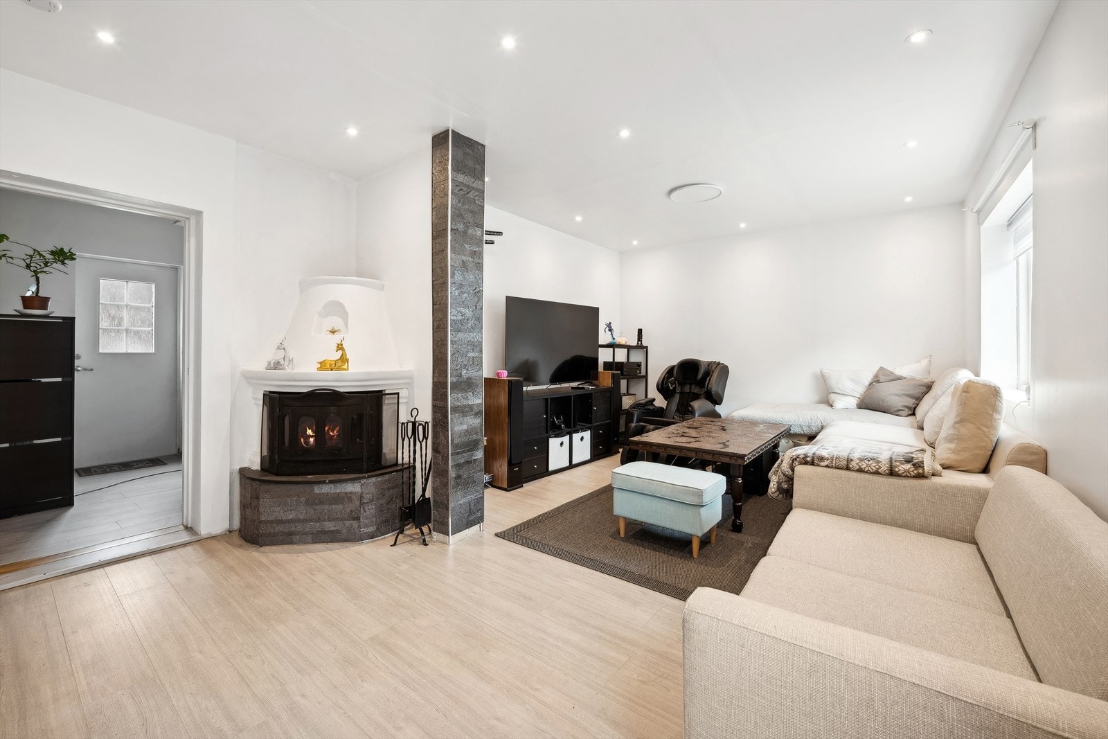 Boligen byr på lyse og luftige oppholdsrom. Galleribilde