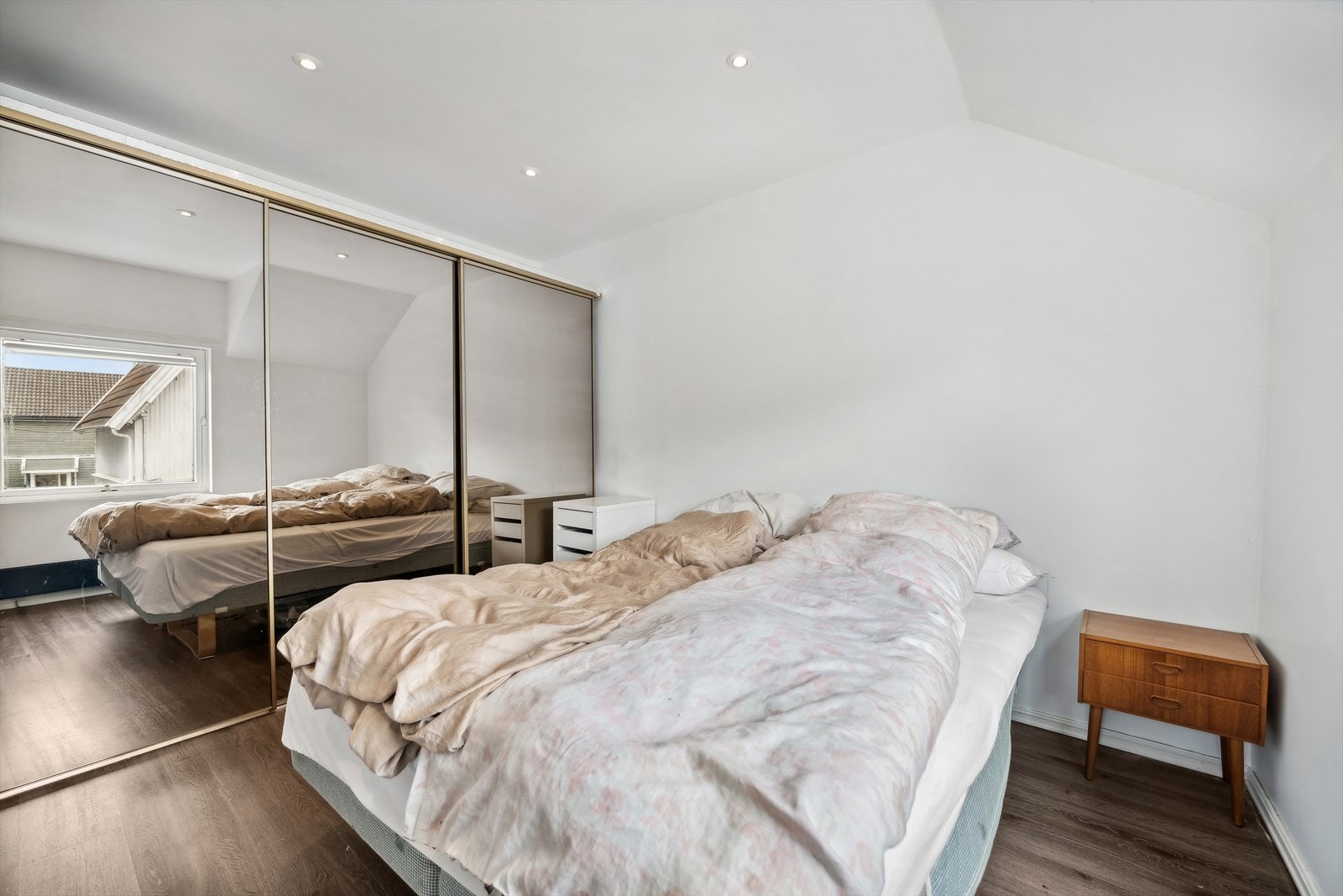 Boligen har to rom i andre etasje, som er innredet som soverom. Begge rommene er opprinnelig godkjent som stue (hoveddel) og kammer (tilleggsdel). Se pkt. ferdigattest for mer informasjon. Galleribilde