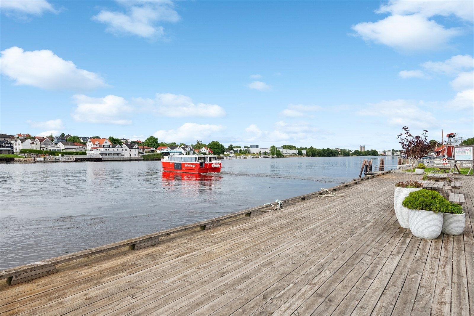Det er nærhet med kort gåavstand til fergen som tar deg over til Lisleby. Galleribilde