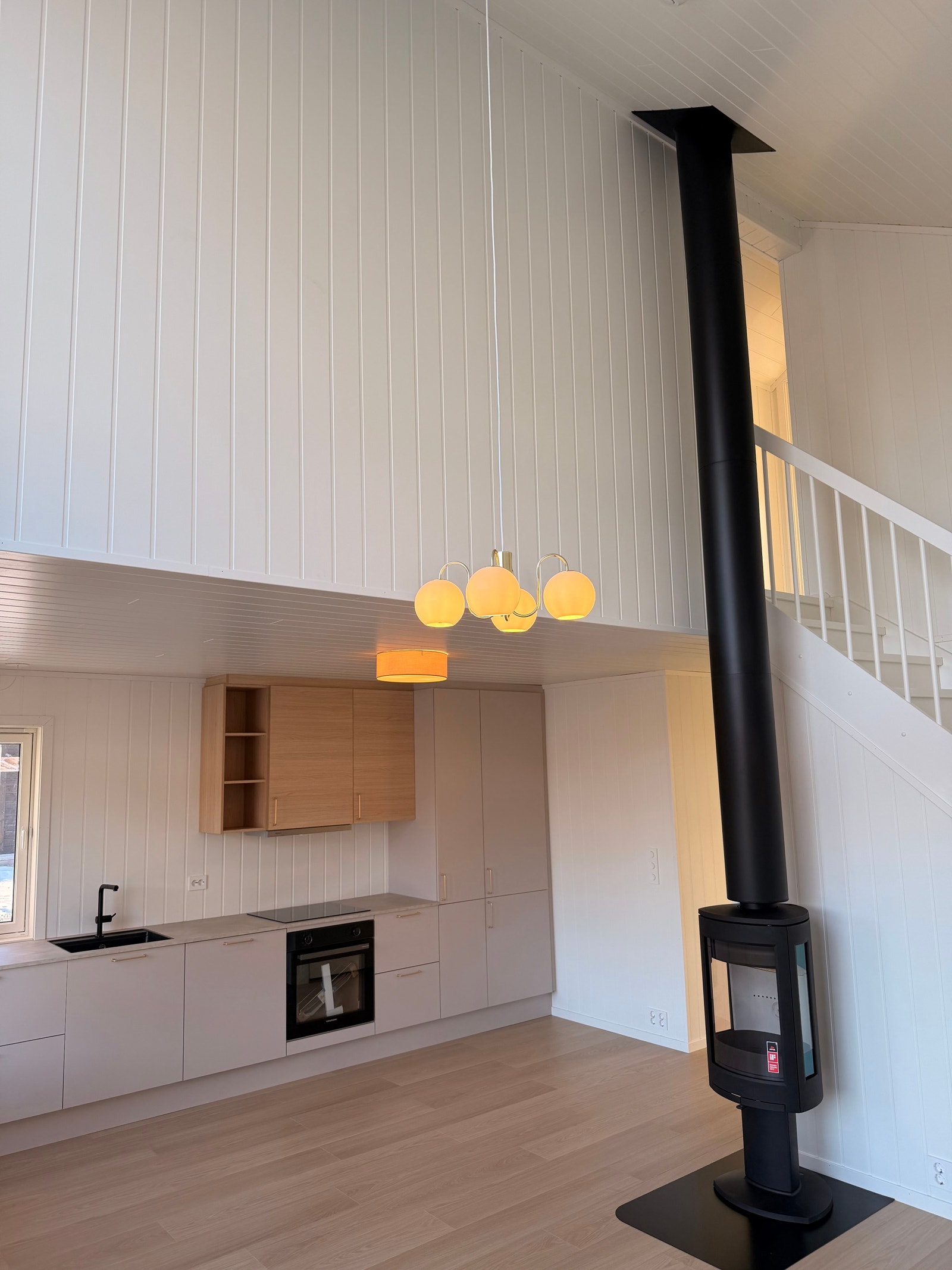 Kjøper av nabo hytta har oppgradert med vedovn og pipe i hytta. Galleribilde