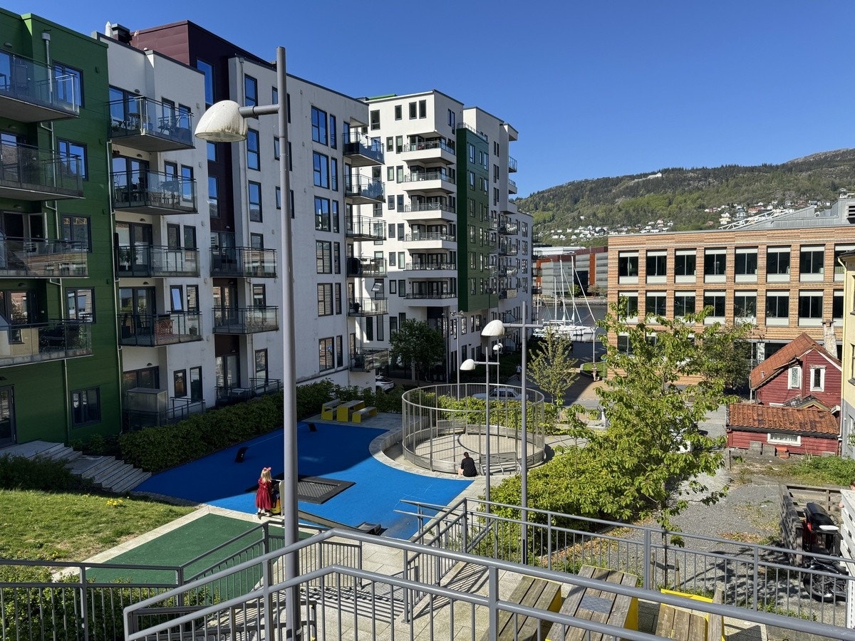 Rett rundt hjørnet leder trappene til solheimsviken/Damsgårdsveien , ett minutt til REMA, 3 til Kiwi og 5 min til BI Galleribilde