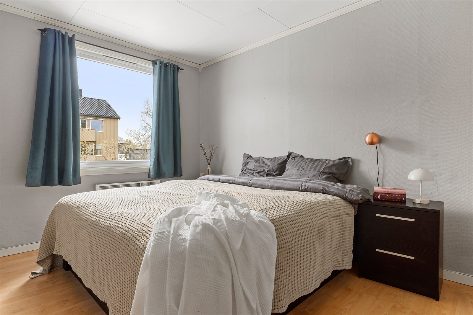 Soverom 1 av 2. Leiligheten ligger sentralt til på Sagbakken med kort vei til blant annet barnehage, barneskole, busstopp og dagligvarebutikk. Galleribilde