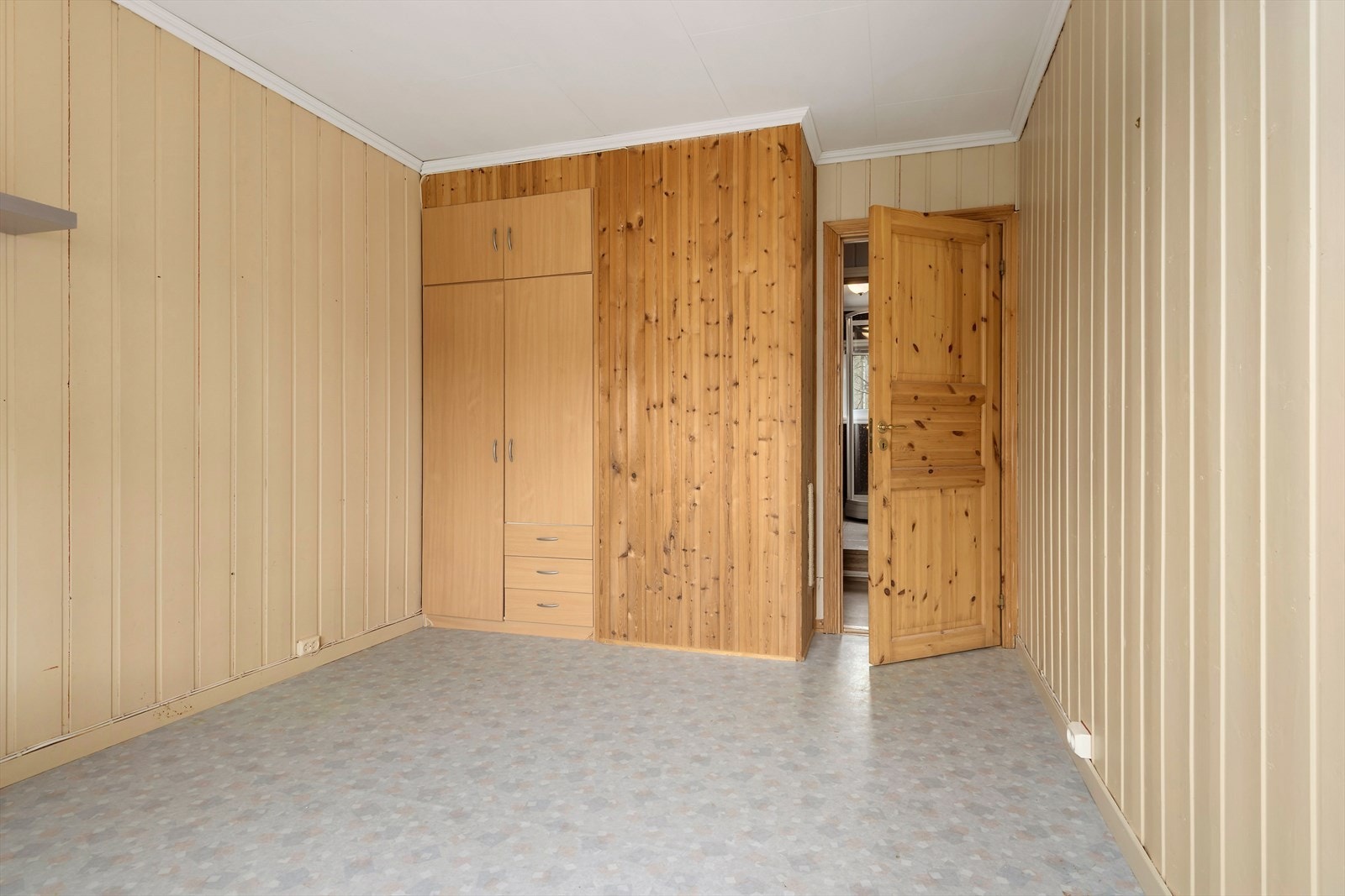 Soverom 2 av 2 med plassbygget skap. Begge soverommene er av god størrelse. Galleribilde