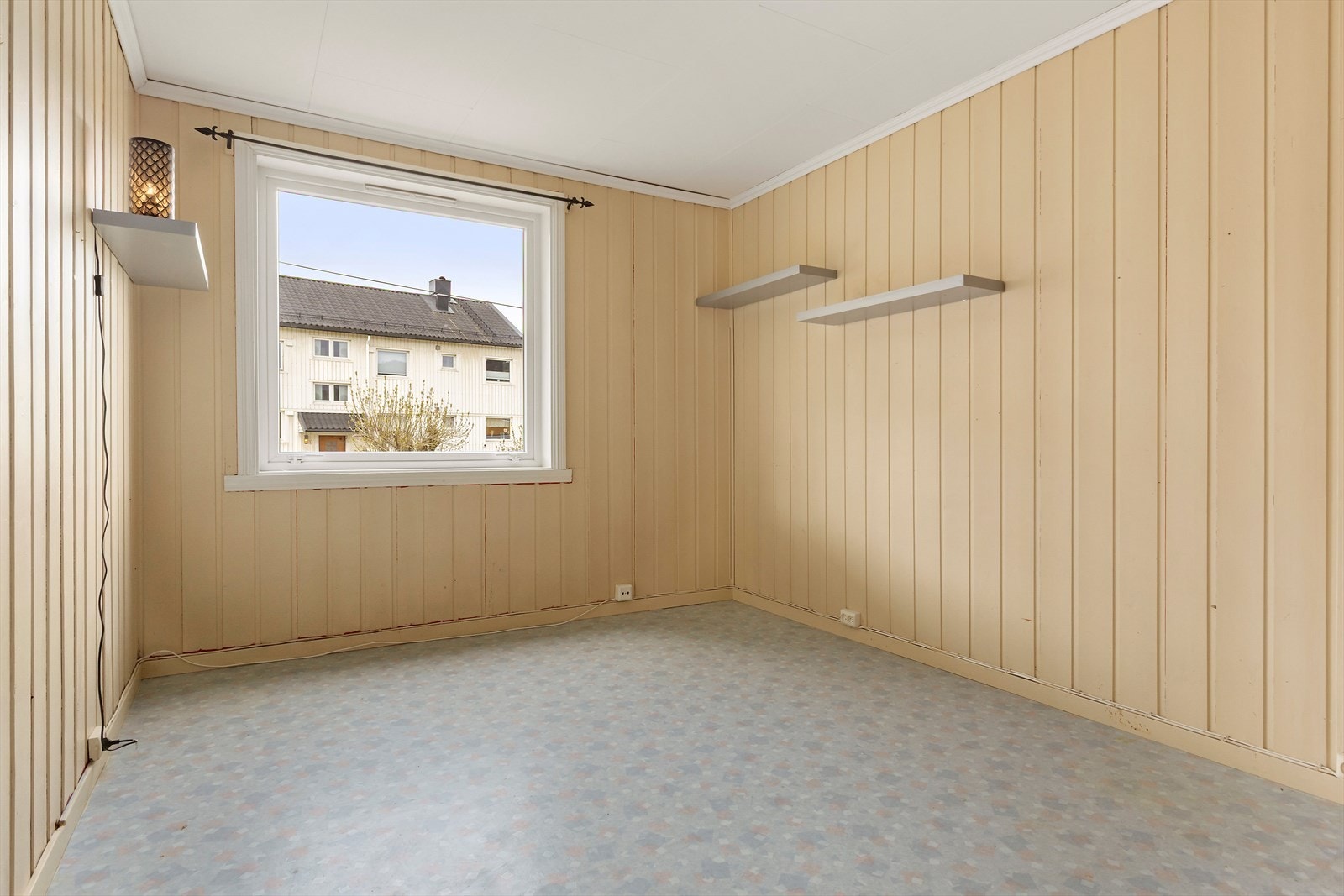 Soverom 2 av 2. Sagbakken er et knutepunkt mellom flere av bydelene og har kort kjørevei eller gåvei til mange arbeidsplasser og boligområder. Galleribilde