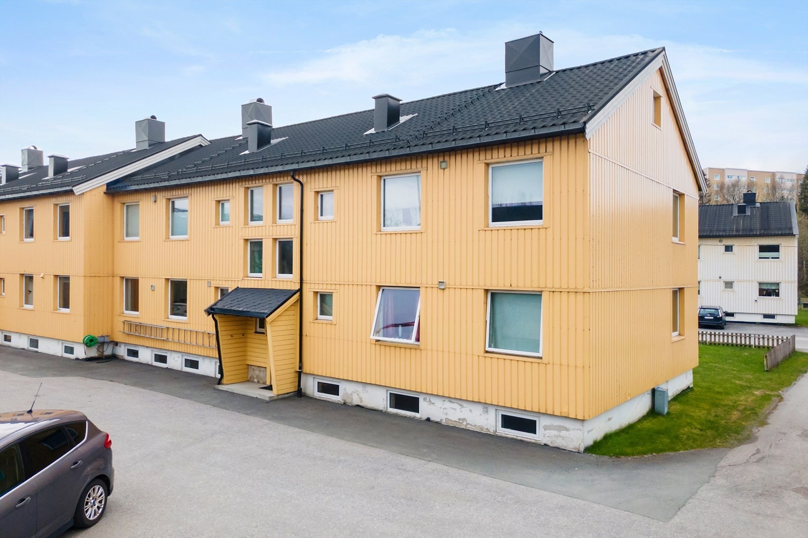 Det er 4 leiligheter som deler felles inngang, trappegang, vaskerom, m.m. Parkering på borettslagets tomt, og garasje kan leies av borettslaget etter venteliste. Galleribilde