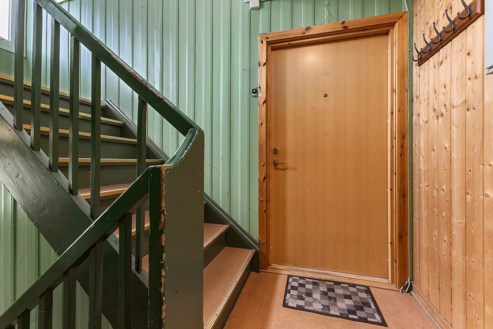 Felles trappegang for fire leiligheter som videre gir adkomst til loft og kjeller hvor beboerne har boder og fellesareal som eksempelvis vaskerom og tørkerom. Galleribilde