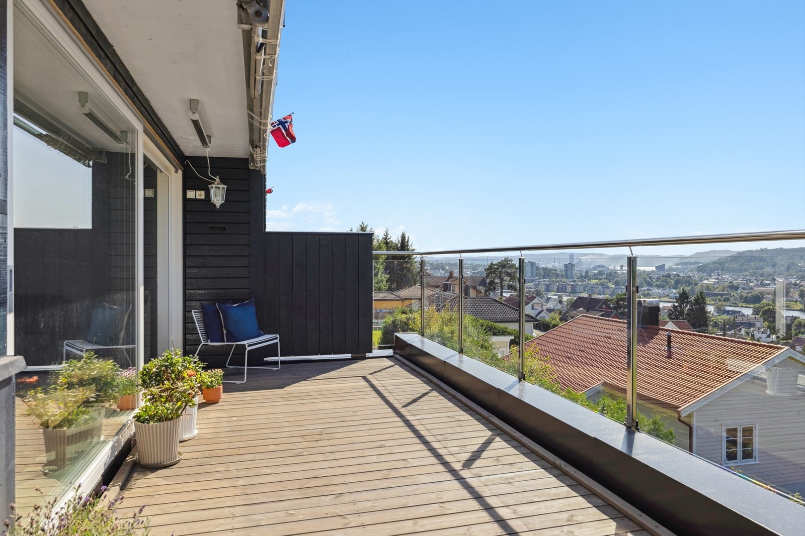 Balkongen fremstår som et ideelt sted for avslapning på solrike dager. Galleribilde