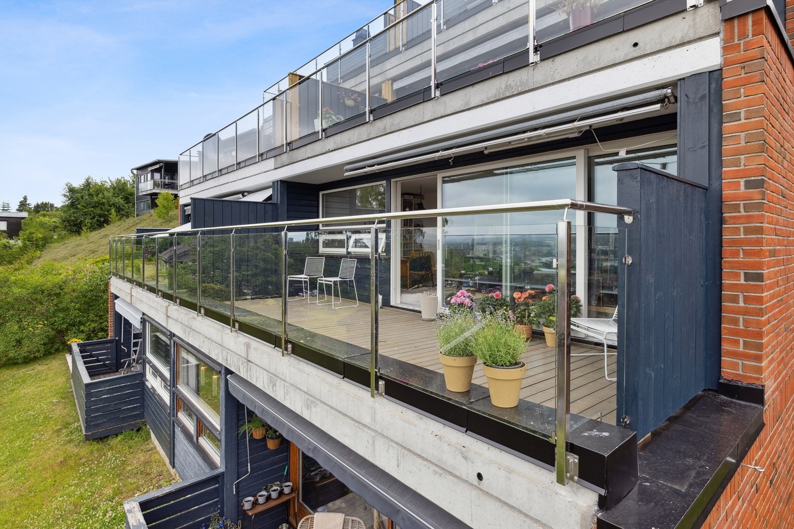 Her bor du i et attraktivt boligområde ca. 3 km nord for Porsgrunn sentrum, med enkel tilgang til både natur og byens fasiliteter. Leiligheten har gangavstand til barnehage, skole og dagligvarebutik Galleribilde