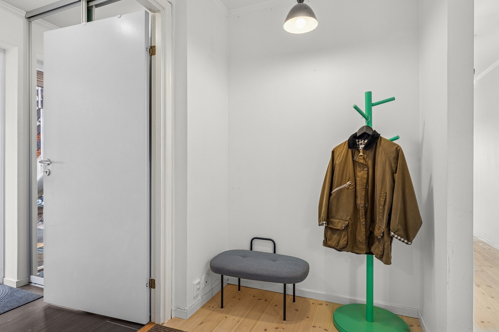 Entreen har plass til å henge fra seg yttertøy og plassere fottøy i en garderobeløsning. Galleribilde