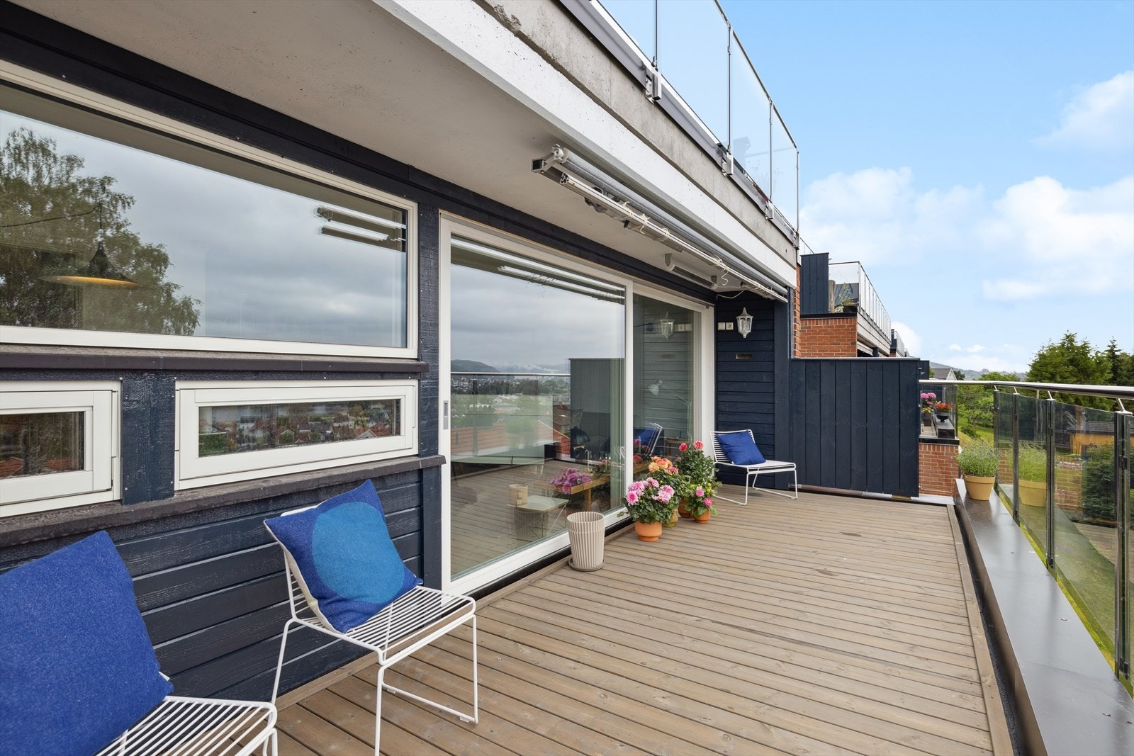 Balkongen har god plass til utemøbler, og gir mulighet for å innrede en hyggelig uteplass med sittegruppe og planter. Galleribilde