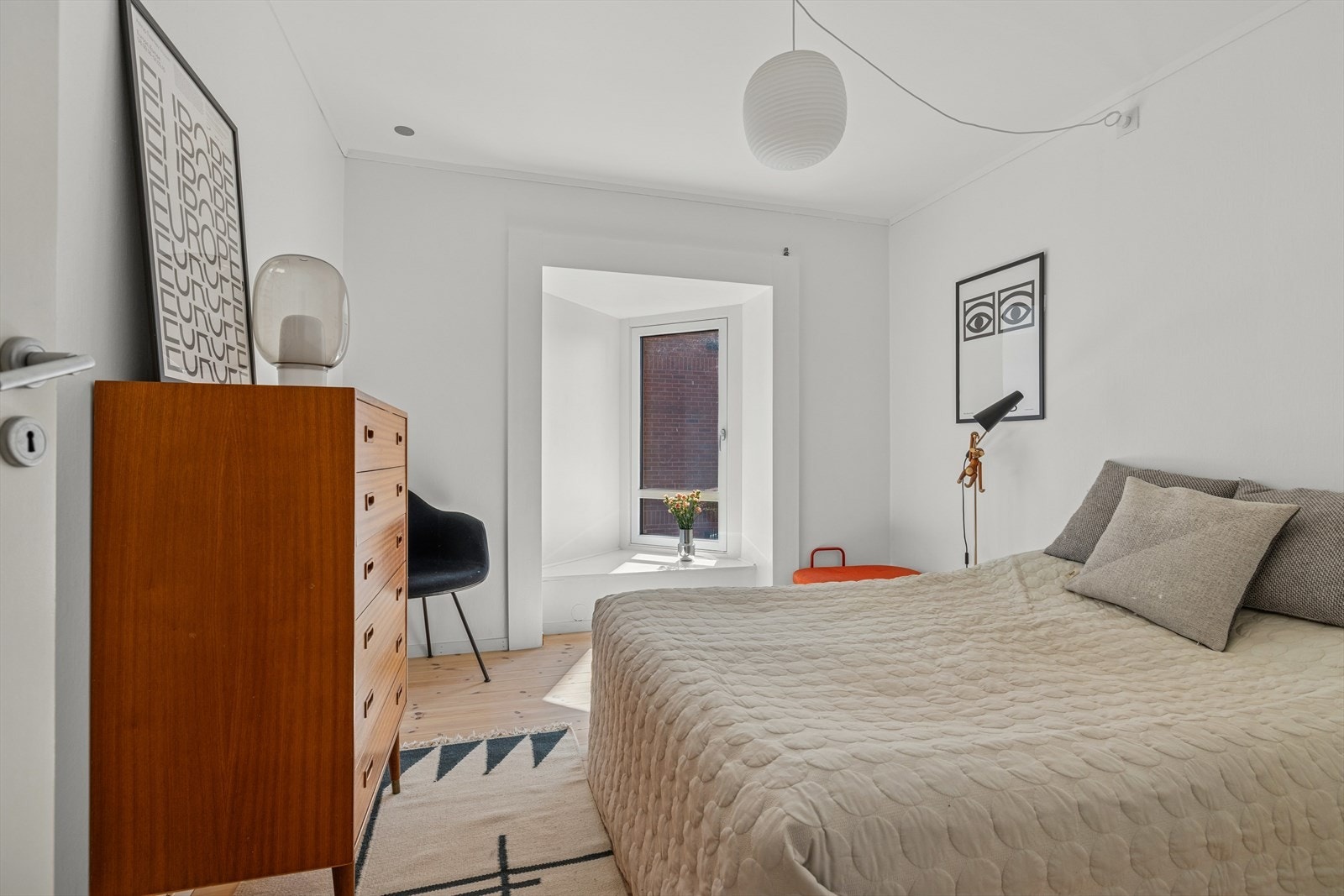 Lyst og romslig soverom med god plass til seng og tilhørende møbler. Galleribilde