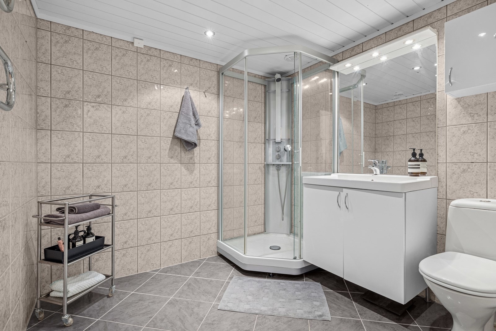 Flislagt baderom. Galleribilde