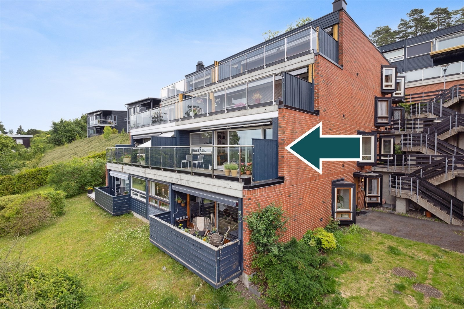 Leiligheten ligger i 2. etasje fra bakkeplan, og nås via trappene vist på bildet. - Trappene er utstyr med varmekabler Galleribilde