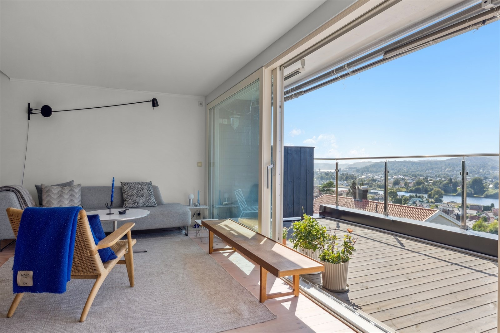 Fra stuen er det direkte utgang til en solrik balkong, som på fine sommerdager fungerer som en naturlig forlengelse av oppholdsrommet. Galleribilde