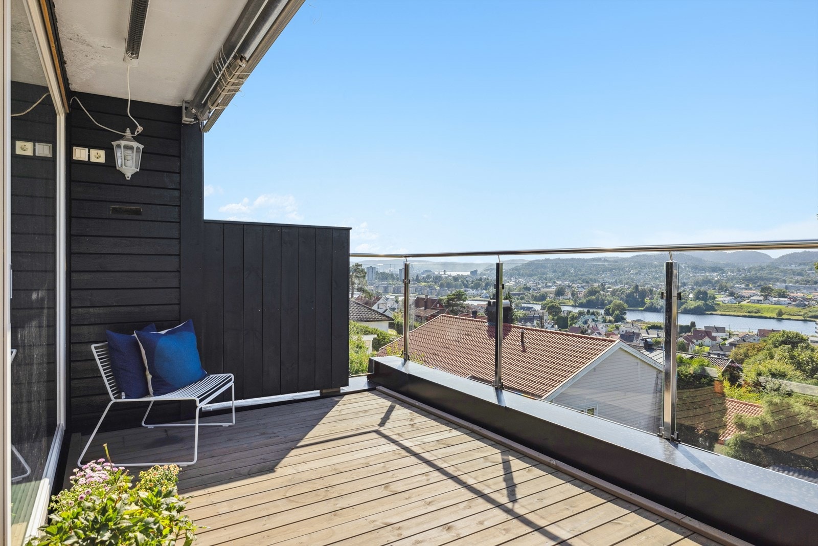Fra balkongen får du tilgang til en flott utsikt mot nærområdet, Porsgrunnselva og naturen i bakkant. Galleribilde
