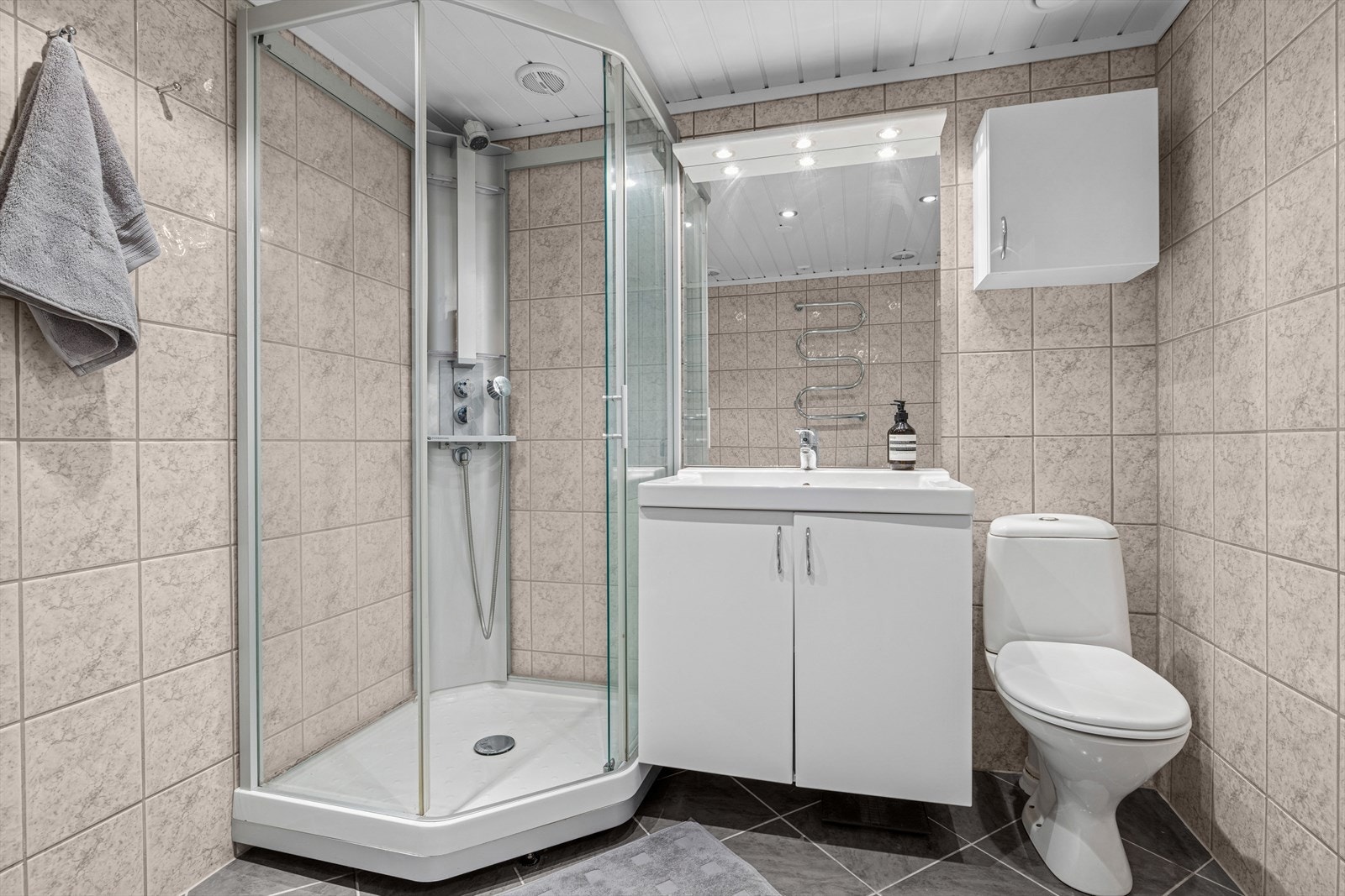 Rommet er innredet med dusjkabinett, toalett og servantskap, samt opplegg for vaskemaskin. Galleribilde