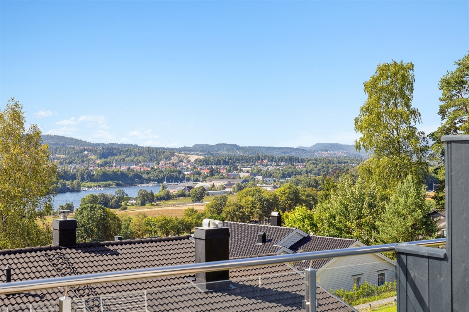Utsikten fra leiligheten strekker seg fra Frierforden i sør til Skien/Lifjell i vest/nordvest. Galleribilde